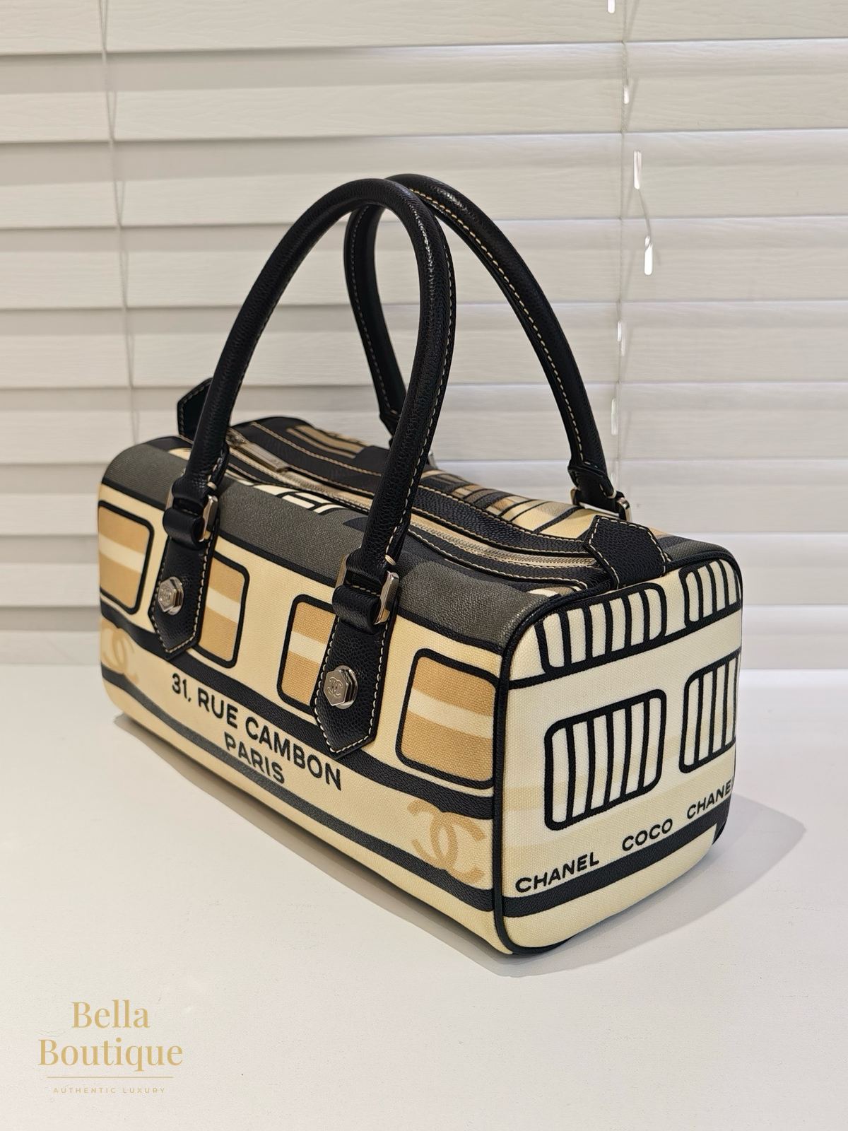 شنطة Chanel كامبون بوسطن أصلية — من زاوية جانبية