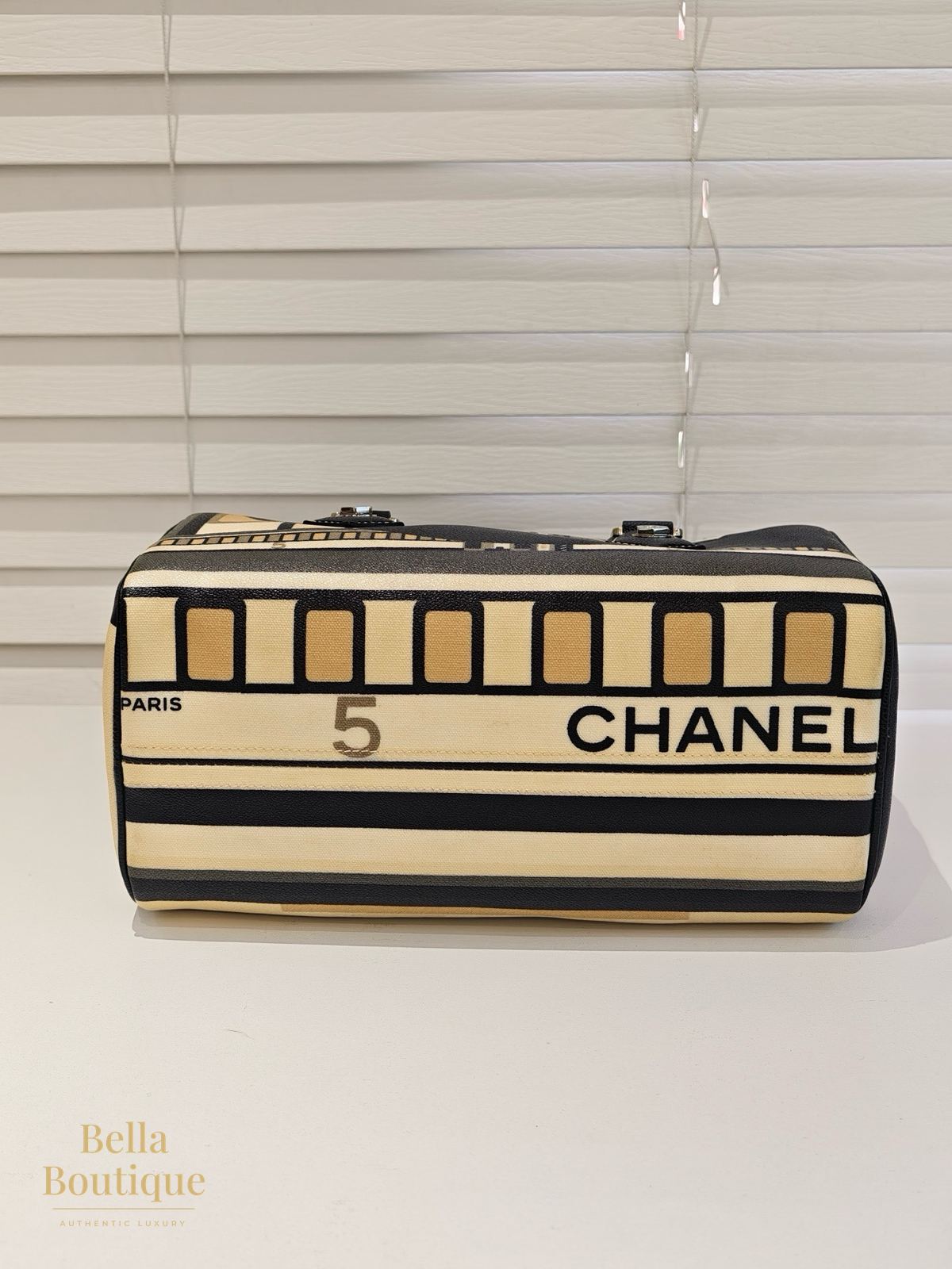 شنطة Chanel كامبون بوسطن أصلية — القاعدة من الأسفل