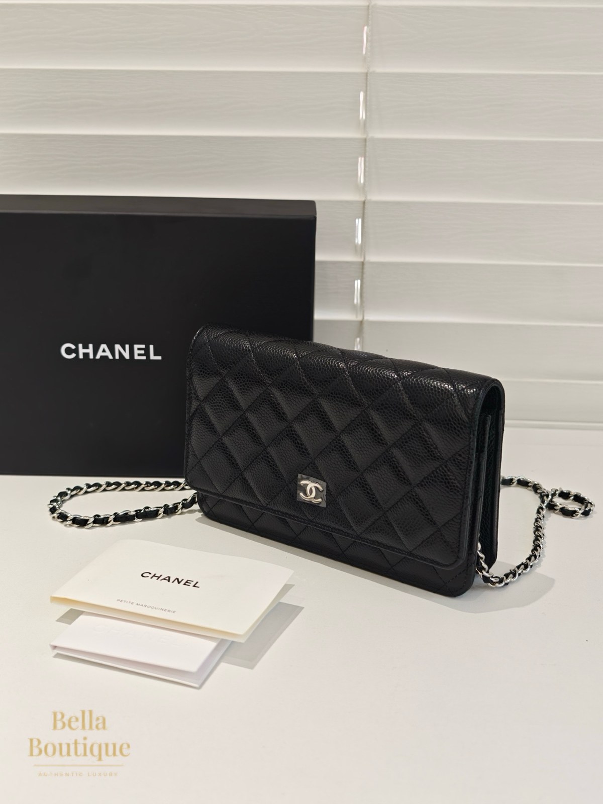 شنطة Chanel محفظة على سلسلة WOC — أسود جلد كافيار أصلية — من زاوية جانبية