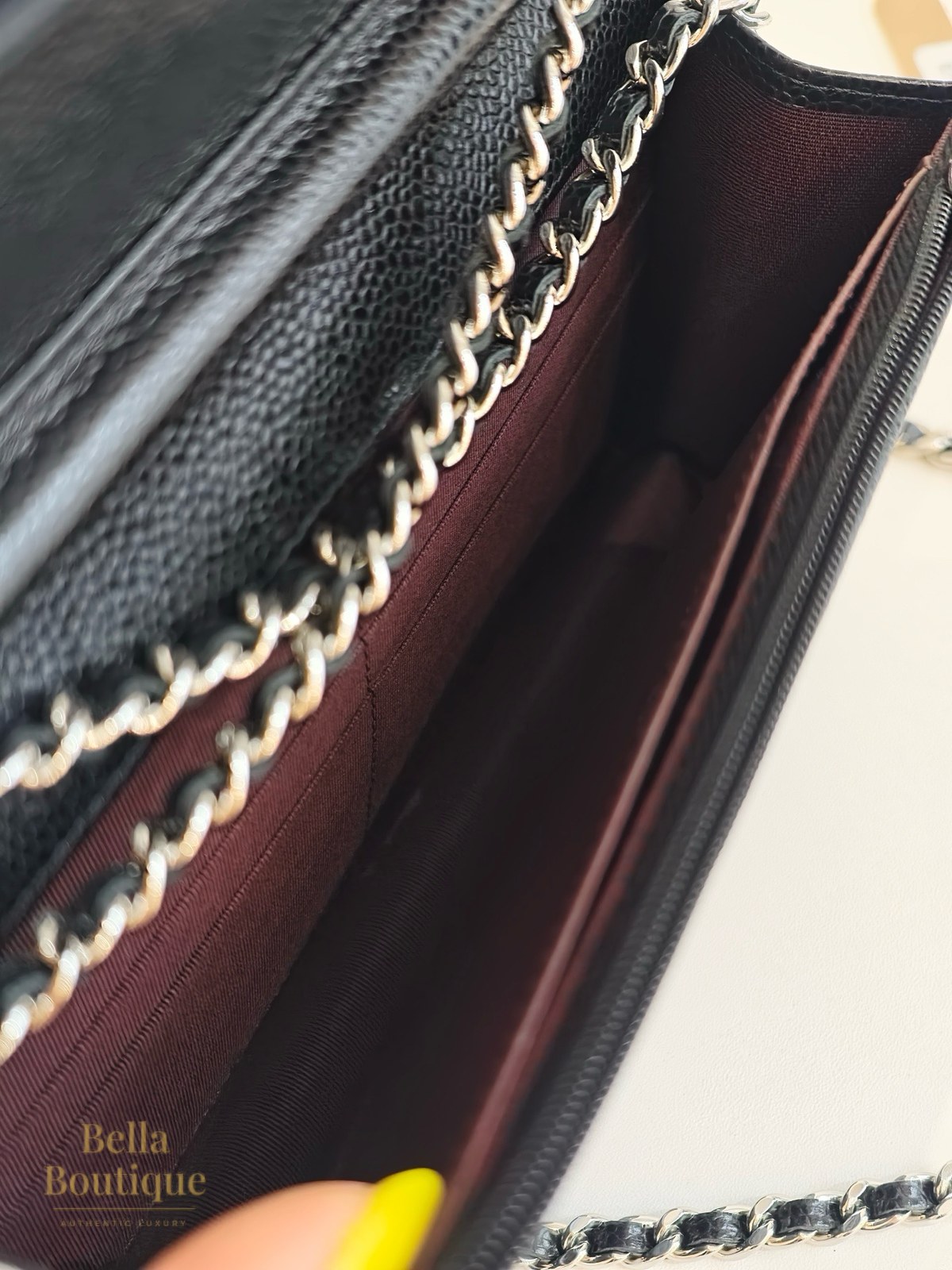 شنطة Chanel محفظة على سلسلة WOC — أسود جلد كافيار أصلية — من الداخل