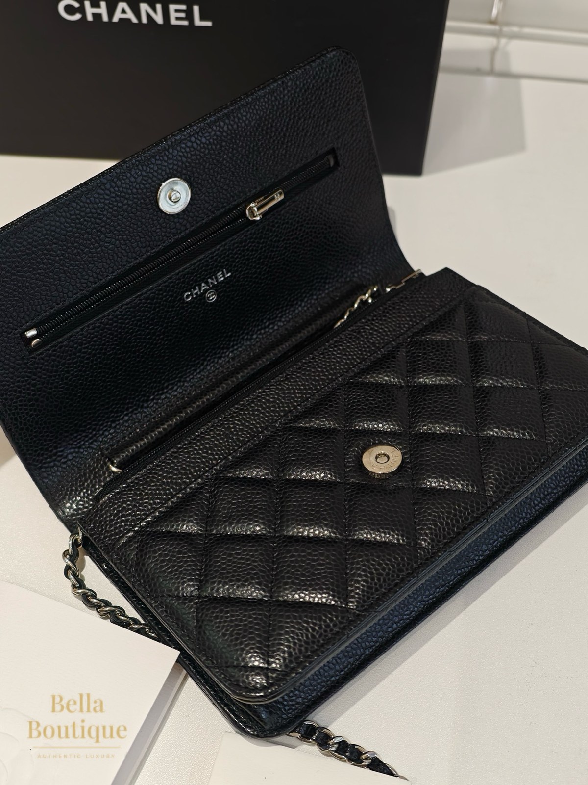 شنطة Chanel محفظة على سلسلة WOC — أسود جلد كافيار أصلية — مفتوحة