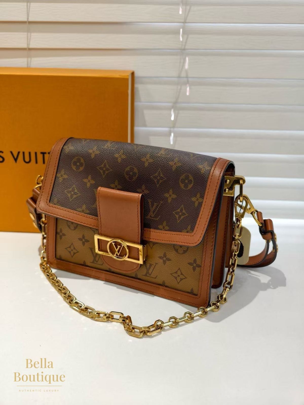 شنطة Louis Vuitton دوفين MM أصلية — من زاوية جانبية