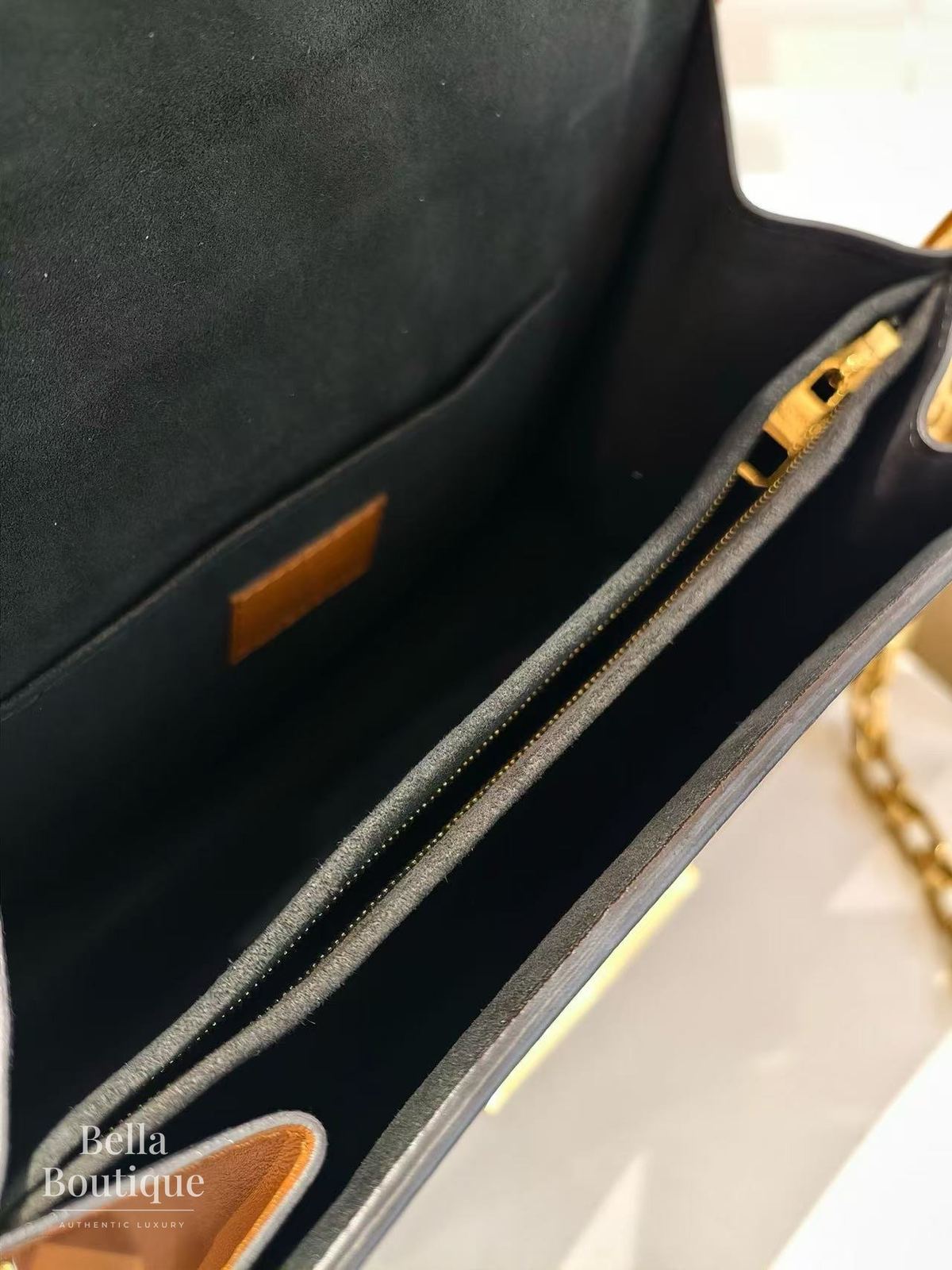 شنطة Louis Vuitton دوفين MM أصلية — من الداخل