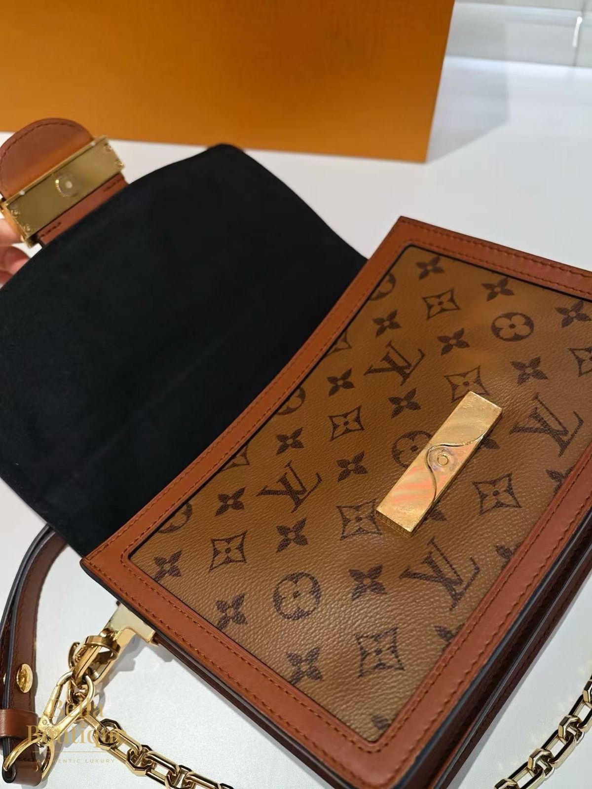 شنطة Louis Vuitton دوفين MM أصلية — من الجانب