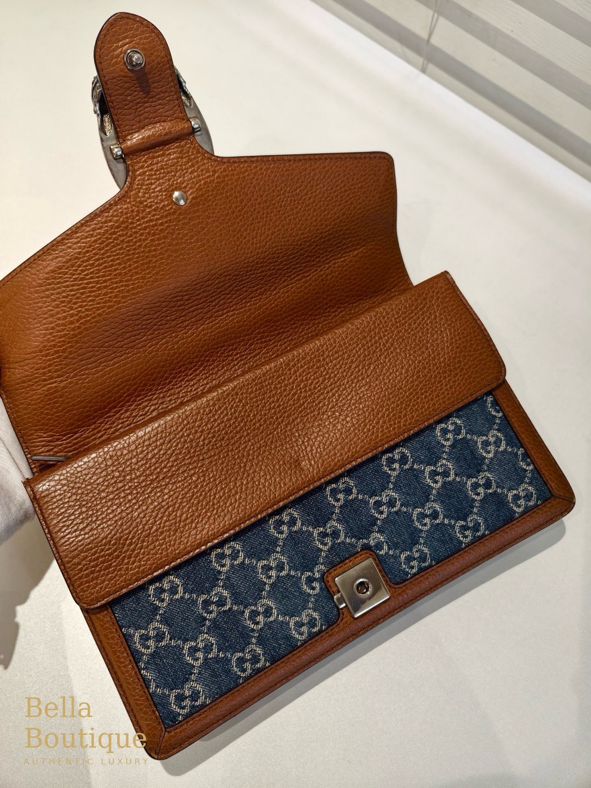 شنطة Gucci ديونيسوس سمول دينم أصلية — الغطاء مفتوحاً