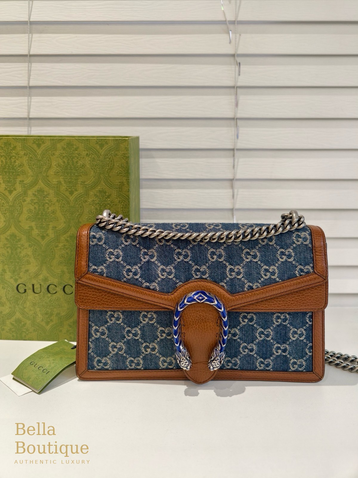 شنطة Gucci ديونيسوس سمول دينم أصلية — المنظر الأمامي مع قفل رأسَي النمر