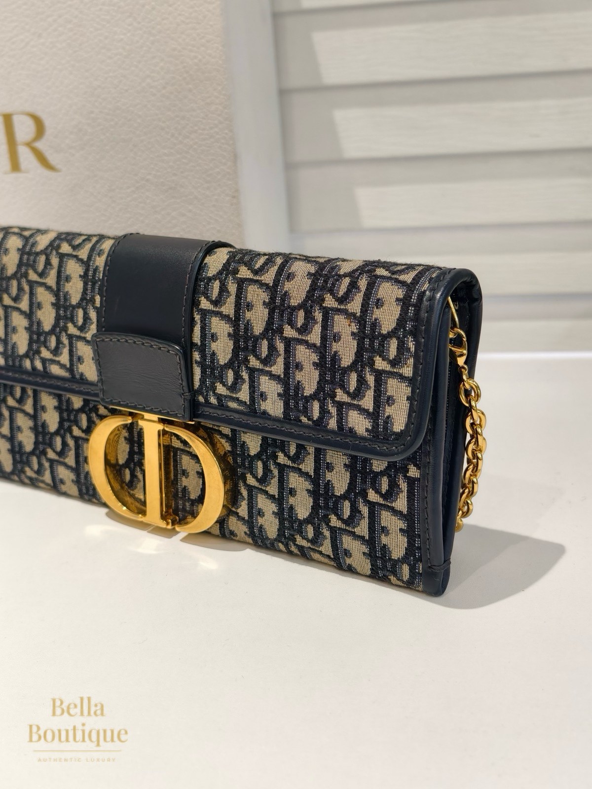 شنطة Dior 30 مونتين أفقية أوبليك أصلية — من زاوية جانبية