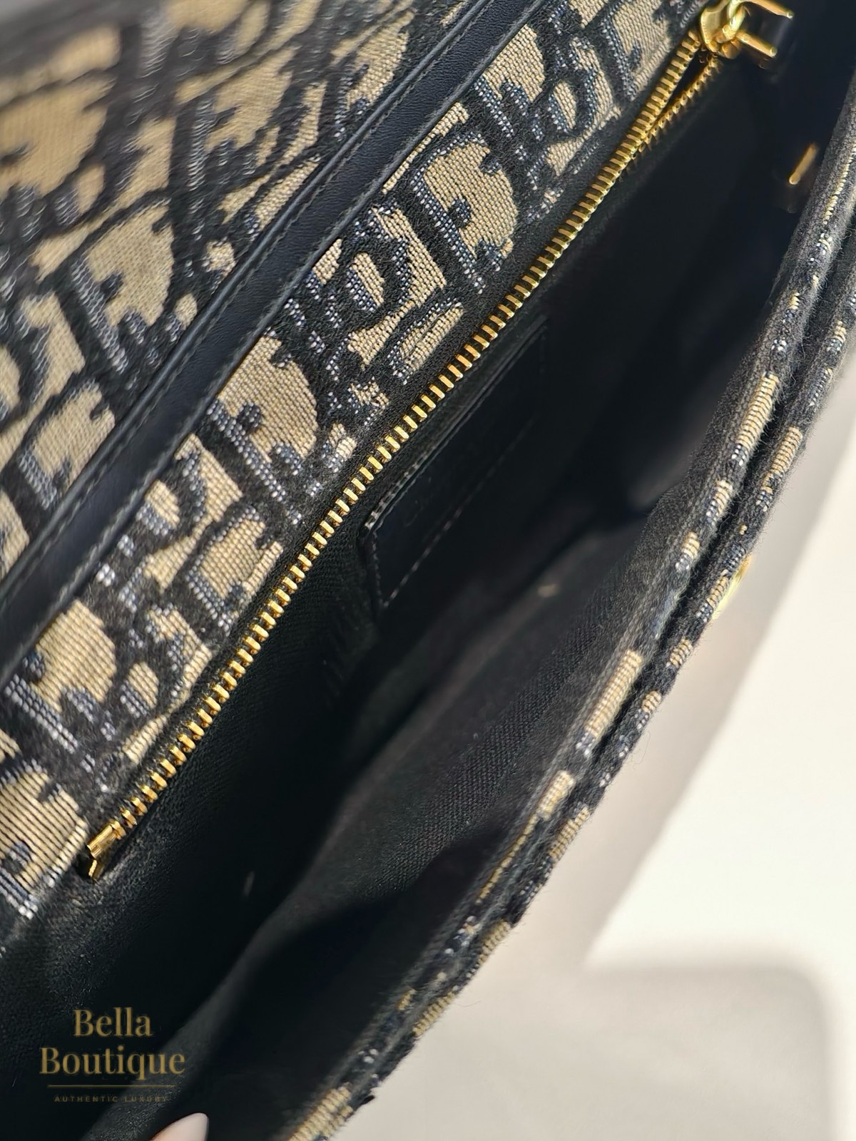 شنطة Dior 30 مونتين أفقية أوبليك أصلية — من الداخل