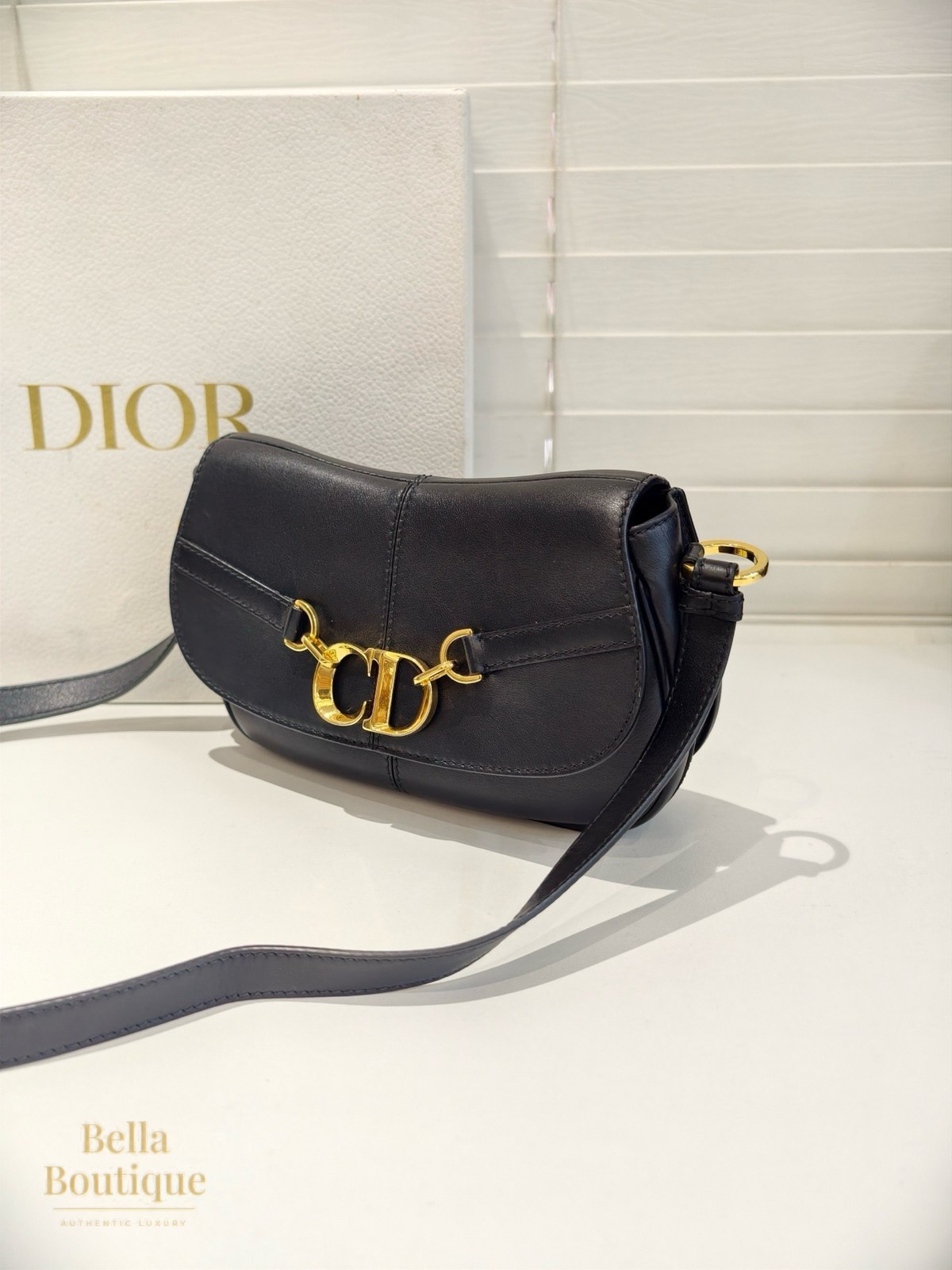 شنطة Dior سي دي بيساس — أسود أصلية — من زاوية جانبية