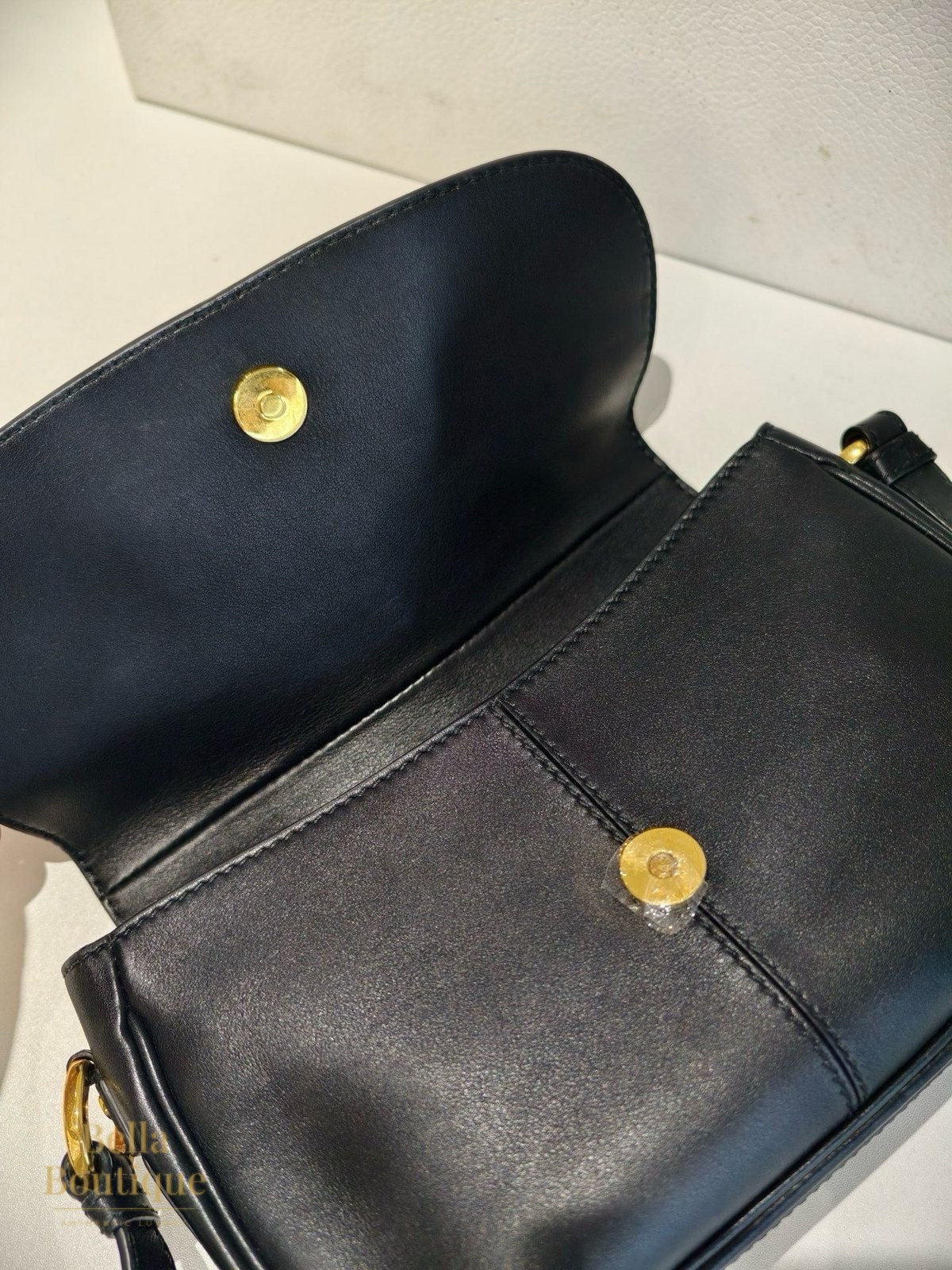شنطة Dior سي دي بيساس — أسود أصلية — مفتوحة