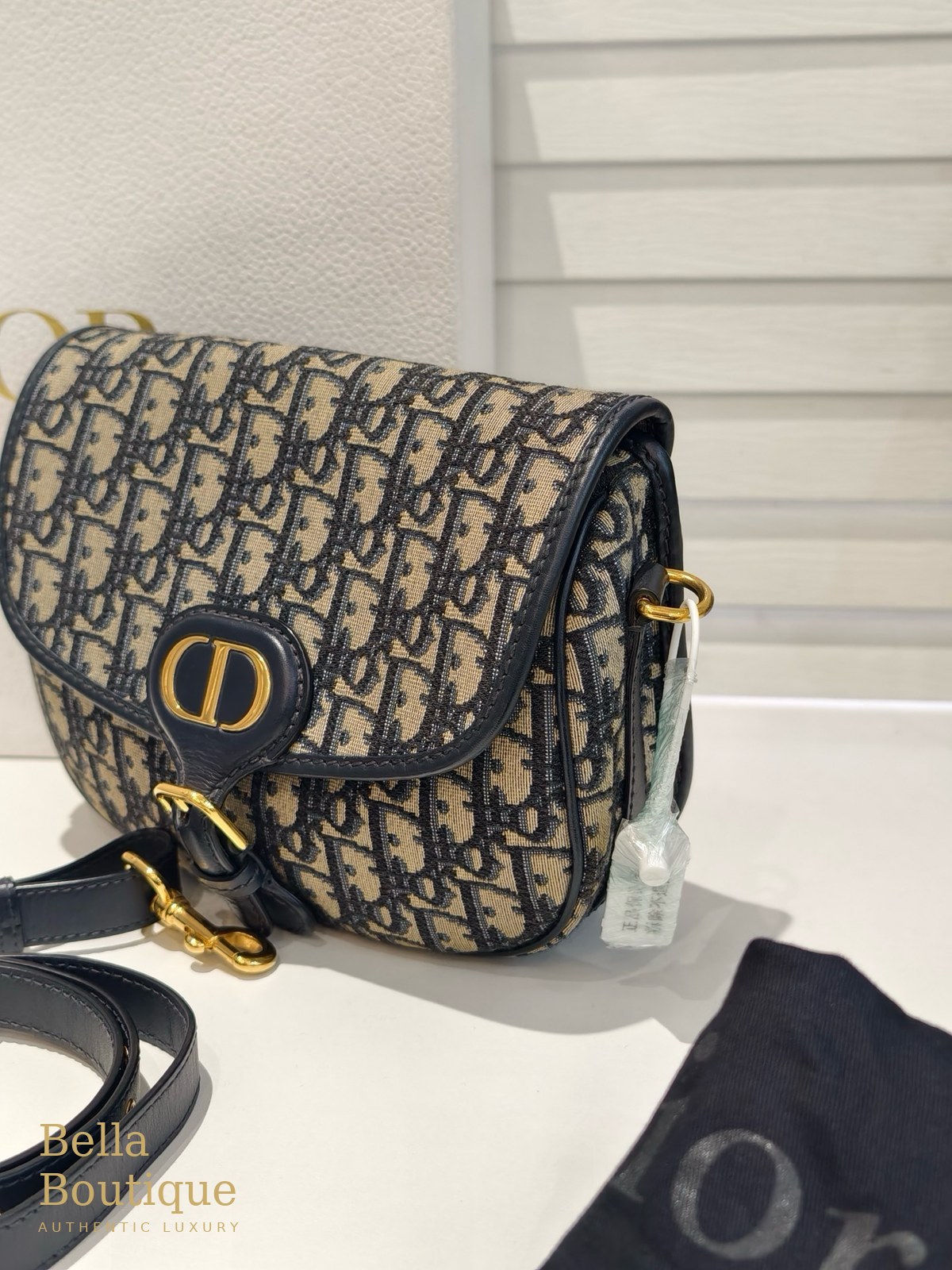 شنطة Dior بوبي ميديوم أوبليك أصلية — من زاوية جانبية مع قفل CD
