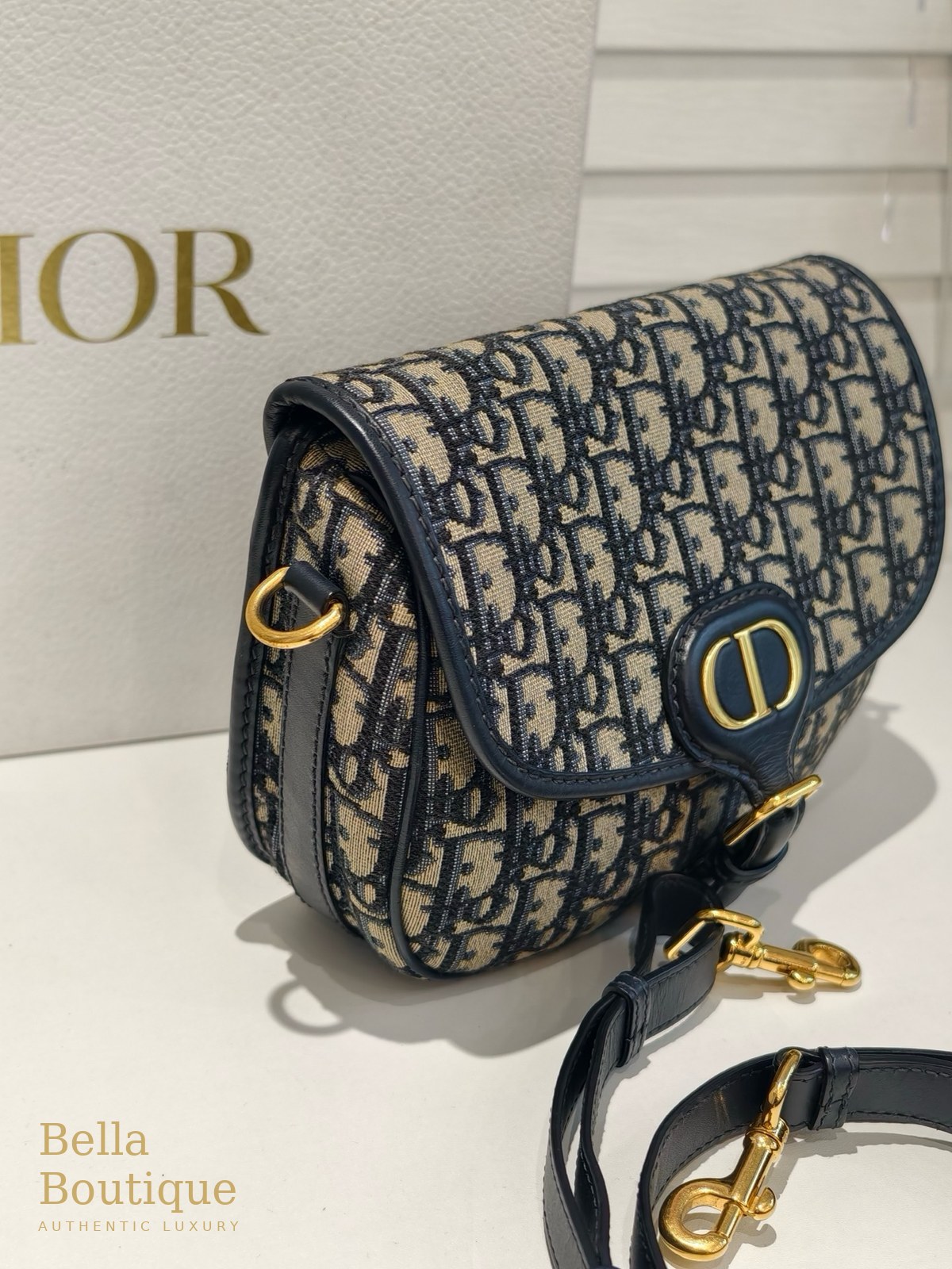 شنطة Dior بوبي ميديوم أوبليك أصلية — من الخلف والجانب مع حلقات التعليق