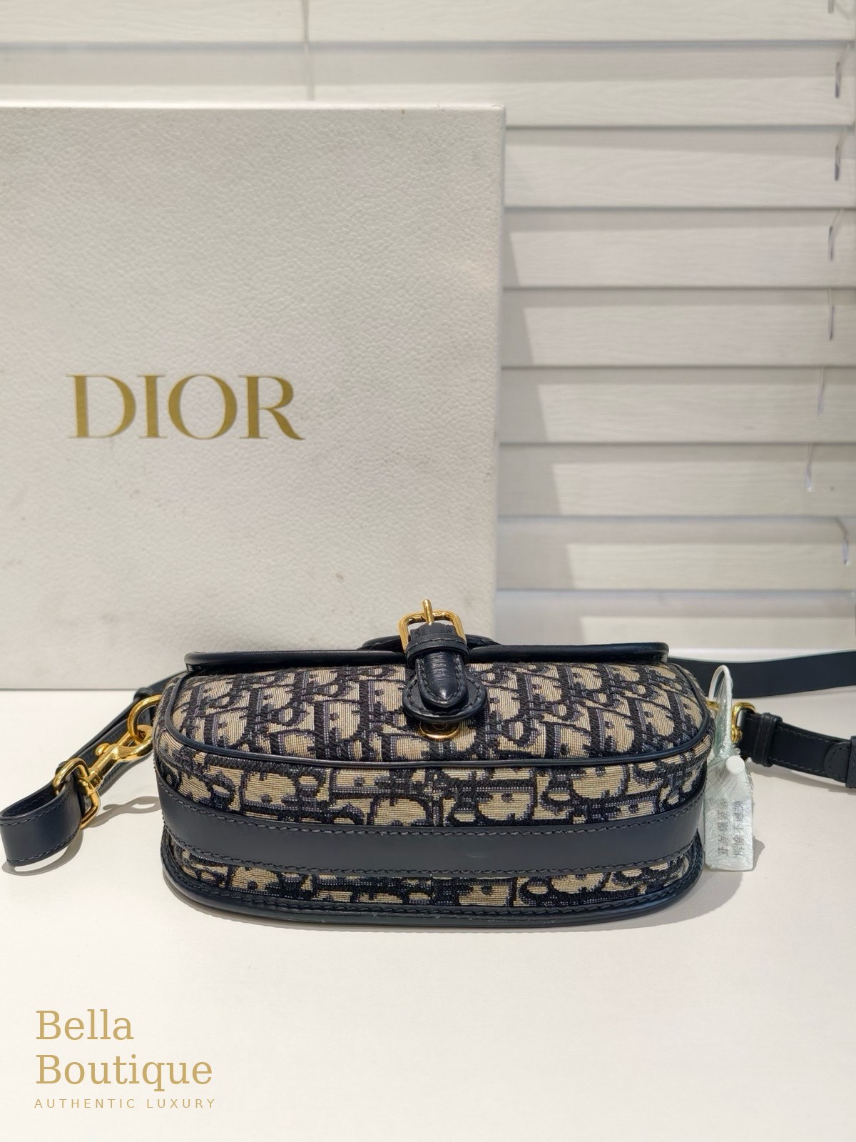 شنطة Dior بوبي ميديوم أوبليك أصلية — القاعدة والحافة الجلدية