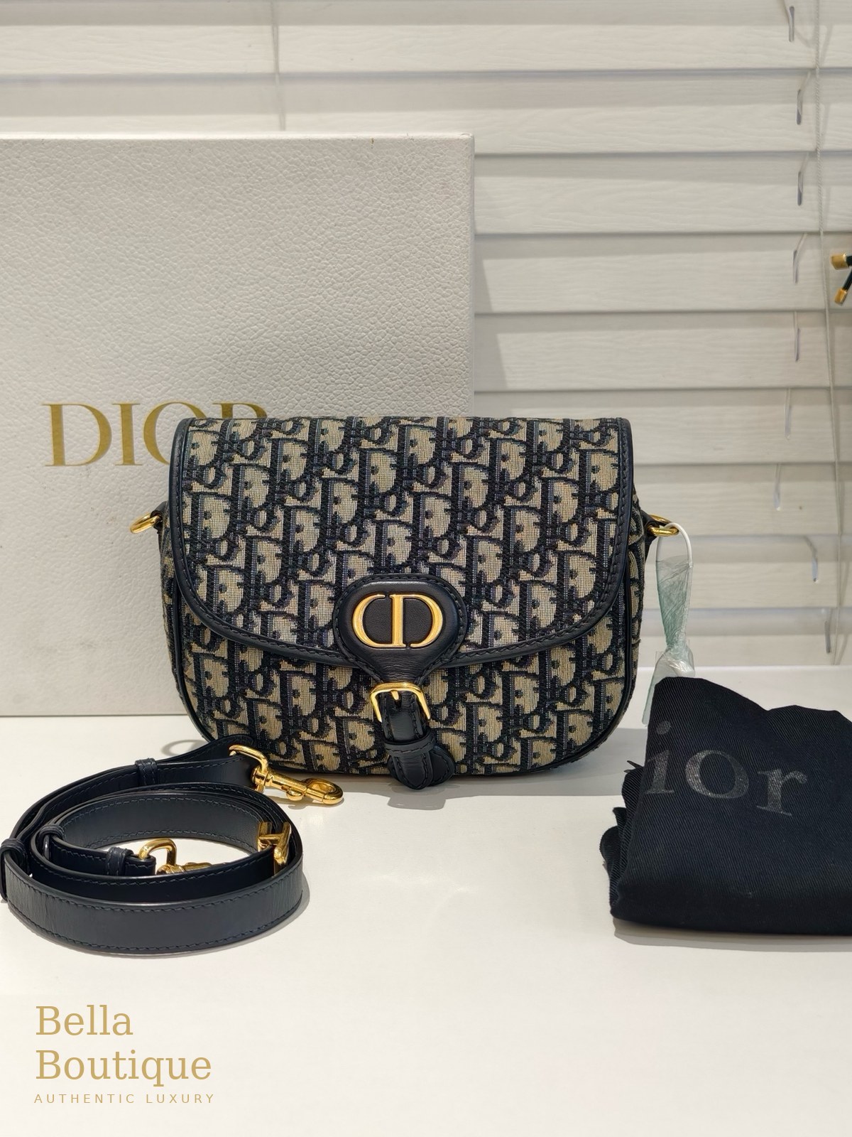 شنطة Dior بوبي ميديوم أوبليك أصلية — المنظر الأمامي مع الحزام وكيس القماش