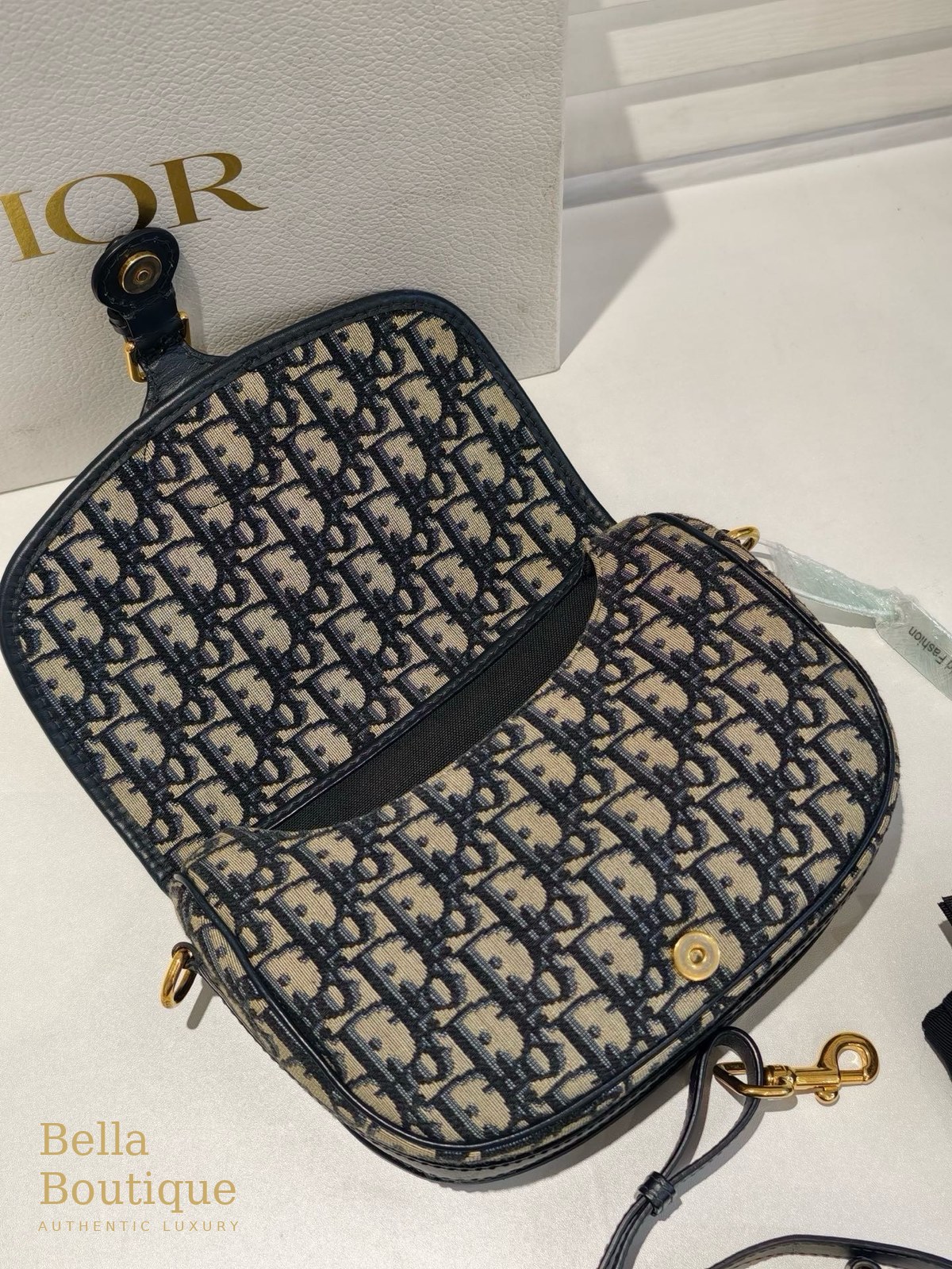 شنطة Dior بوبي ميديوم أوبليك أصلية — الغطاء مفتوحاً