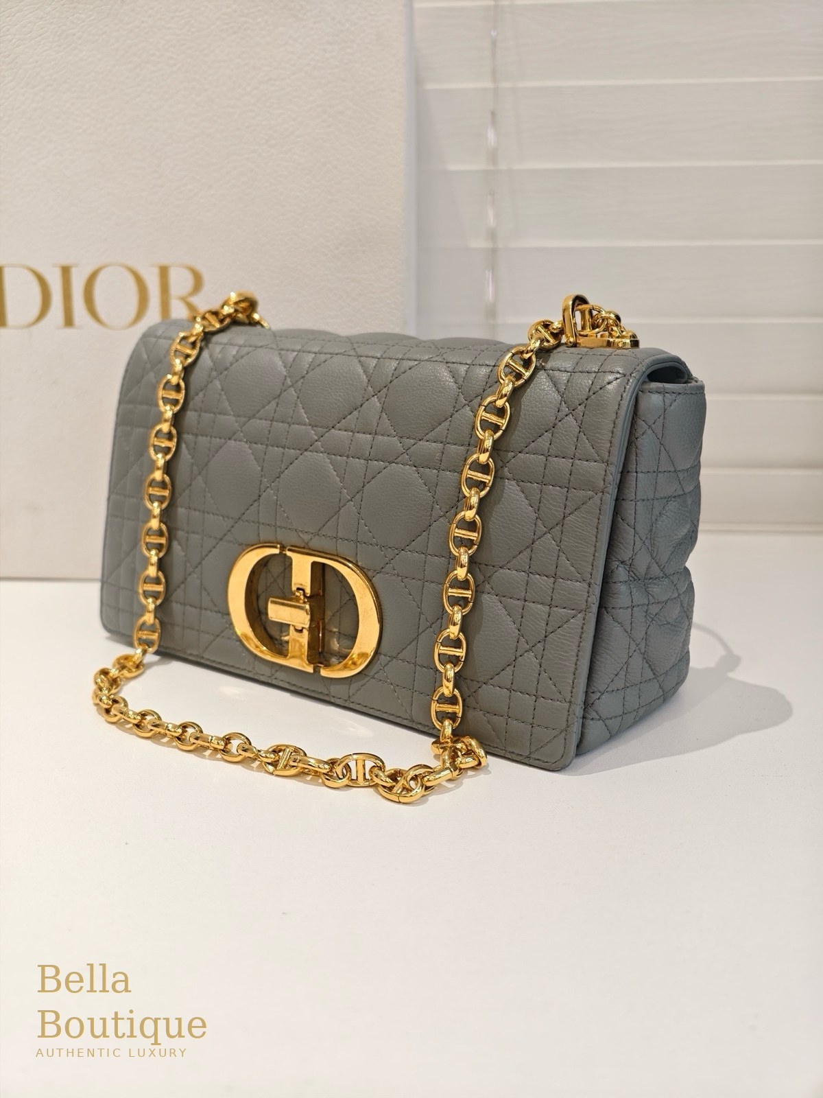 شنطة Dior كارو ميديوم — رمادي مزرق أصلية — من زاوية جانبية