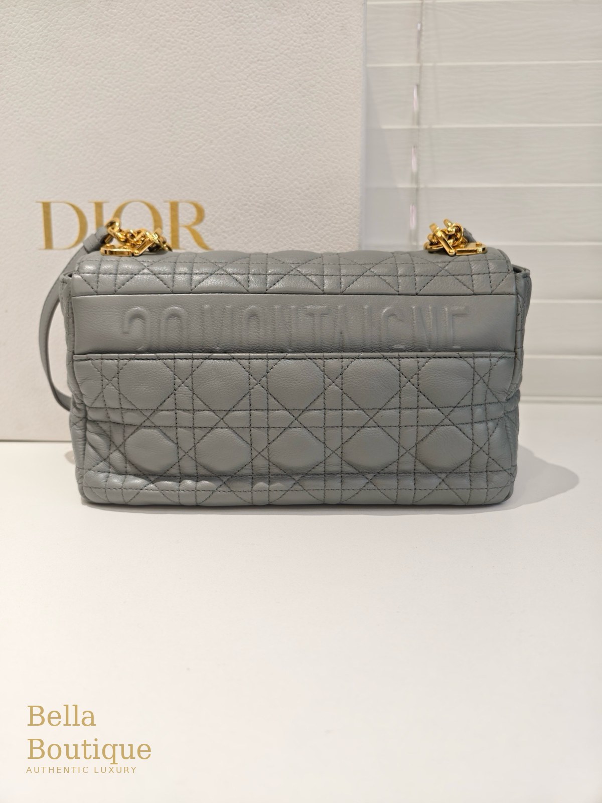شنطة Dior كارو ميديوم — رمادي مزرق أصلية — من الخلف مع نقش 30 Montaigne