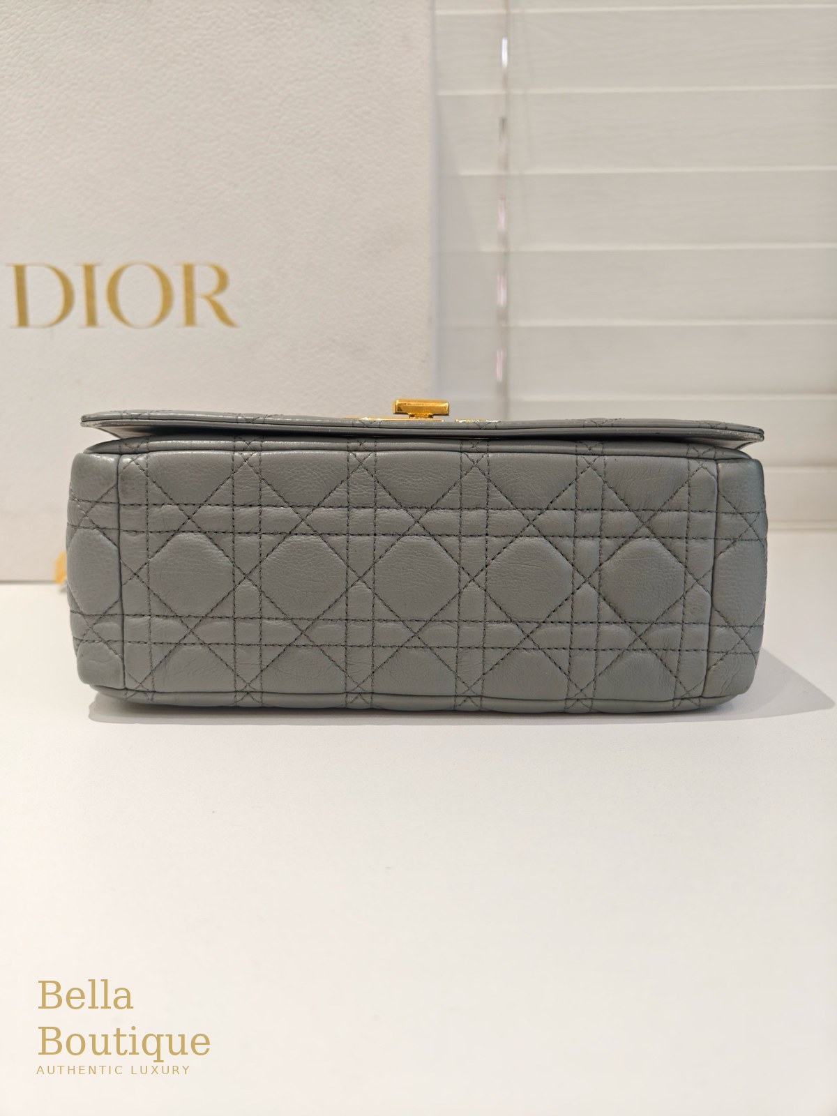 شنطة Dior كارو ميديوم — رمادي مزرق أصلية — القاعدة