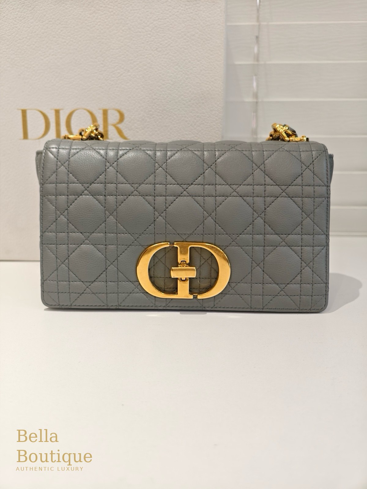 شنطة Dior كارو ميديوم — رمادي مزرق أصلية — المنظر الأمامي مع السلسلة