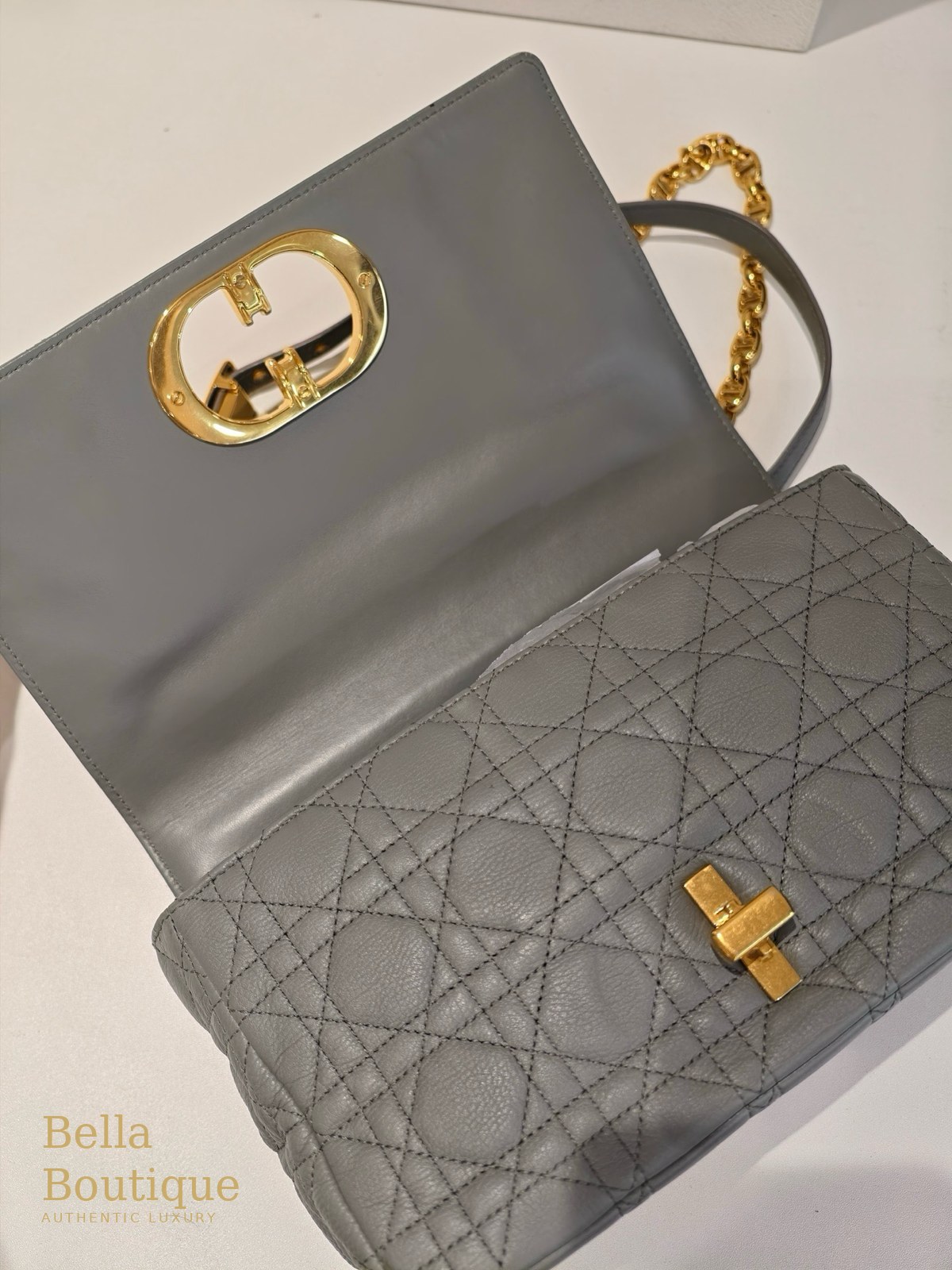 شنطة Dior كارو ميديوم — رمادي مزرق أصلية — الغطاء مفتوحاً وقفل CD
