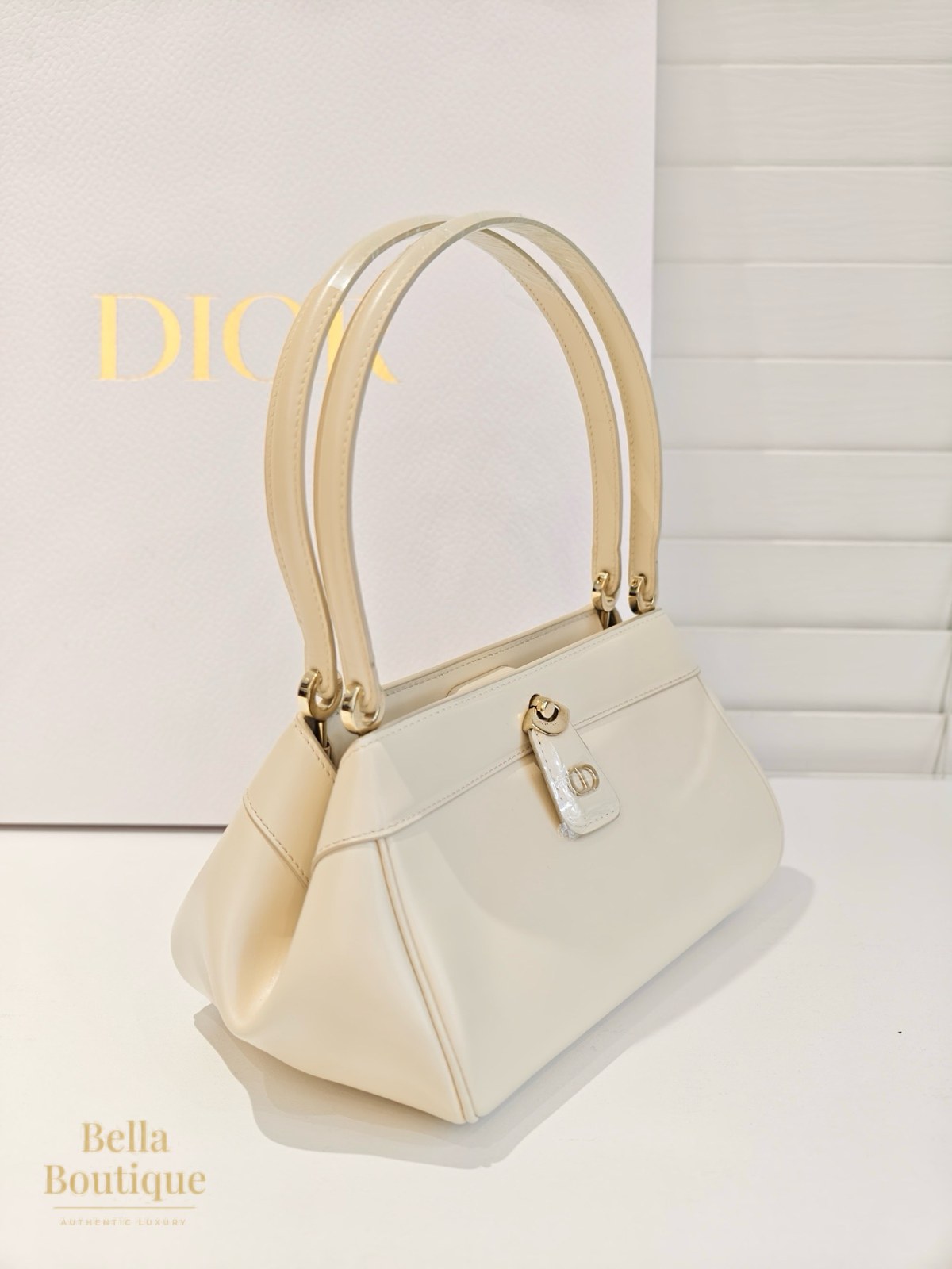 شنطة Dior حقيبة كي — أبيض كريمي أصلية — من زاوية جانبية