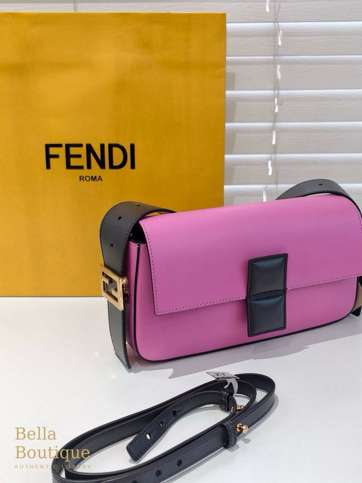 شنطة Fendi باغيت فوشيا أصلية — من زاوية أمامية