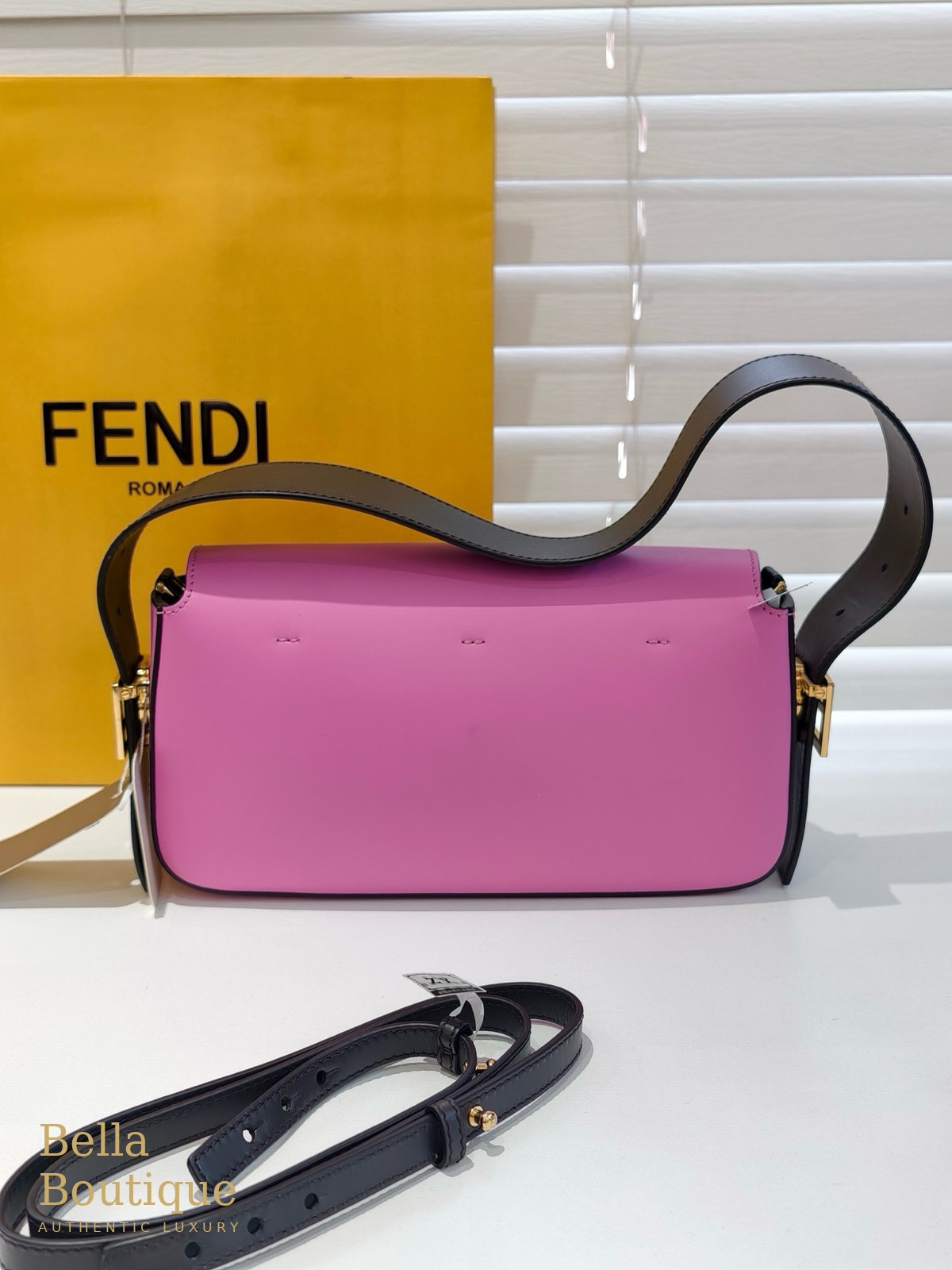 شنطة Fendi باغيت فوشيا أصلية — من الخلف وحزام الكتف