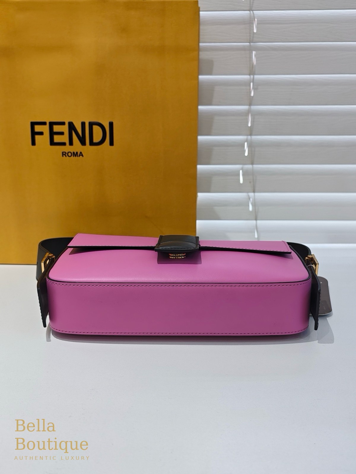 شنطة Fendi باغيت فوشيا أصلية — القاعدة مع كيس الحماية