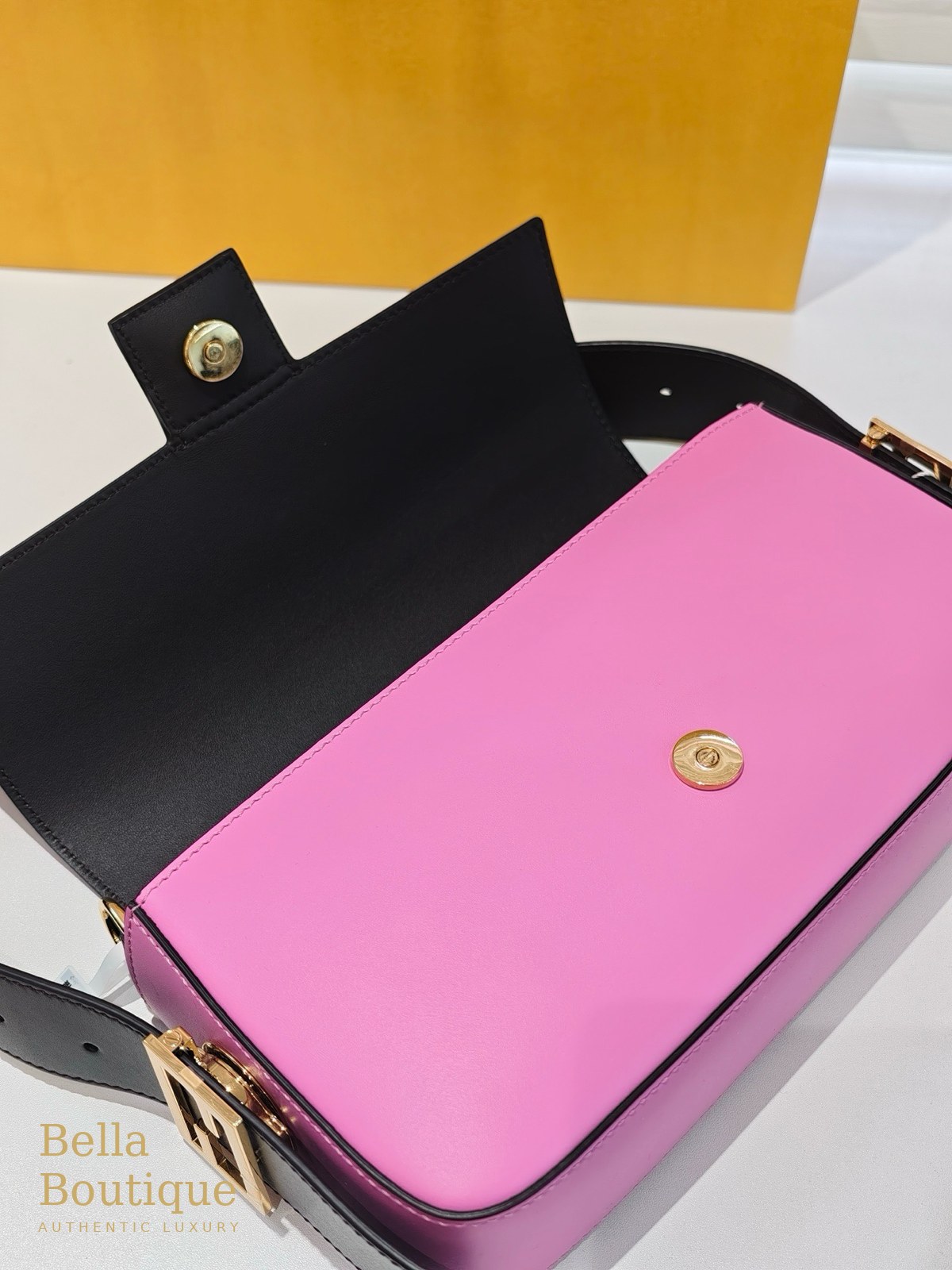 شنطة Fendi باغيت فوشيا أصلية — الغطاء مفتوحاً