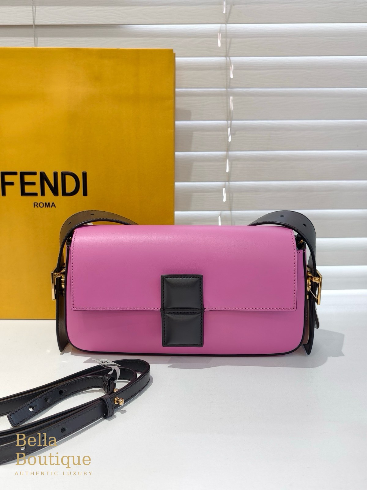 شنطة Fendi باغيت فوشيا أصلية — المنظر الأمامي مع الحزامين