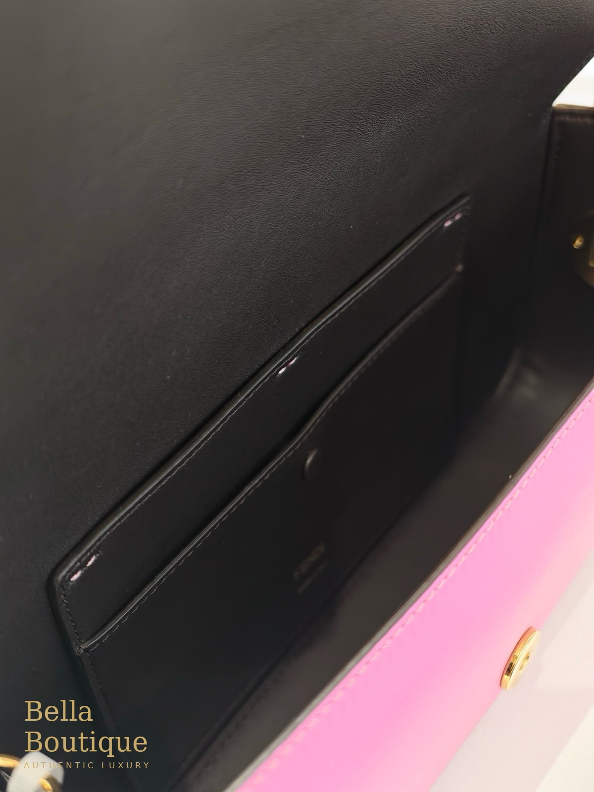 شنطة Fendi باغيت فوشيا أصلية — الجيب الداخلي بالجلد الأسود