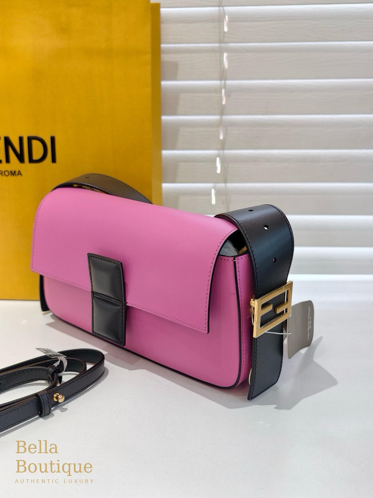 شنطة Fendi باغيت فوشيا أصلية — من الجانب مع قفل FF الذهبي