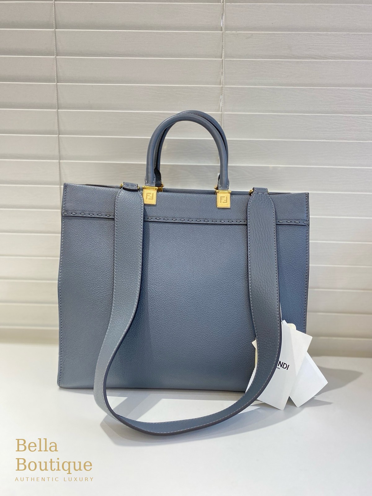 شنطة Fendi سن شاين أزرق أصلية — من الخلف مع حزام الكتف
