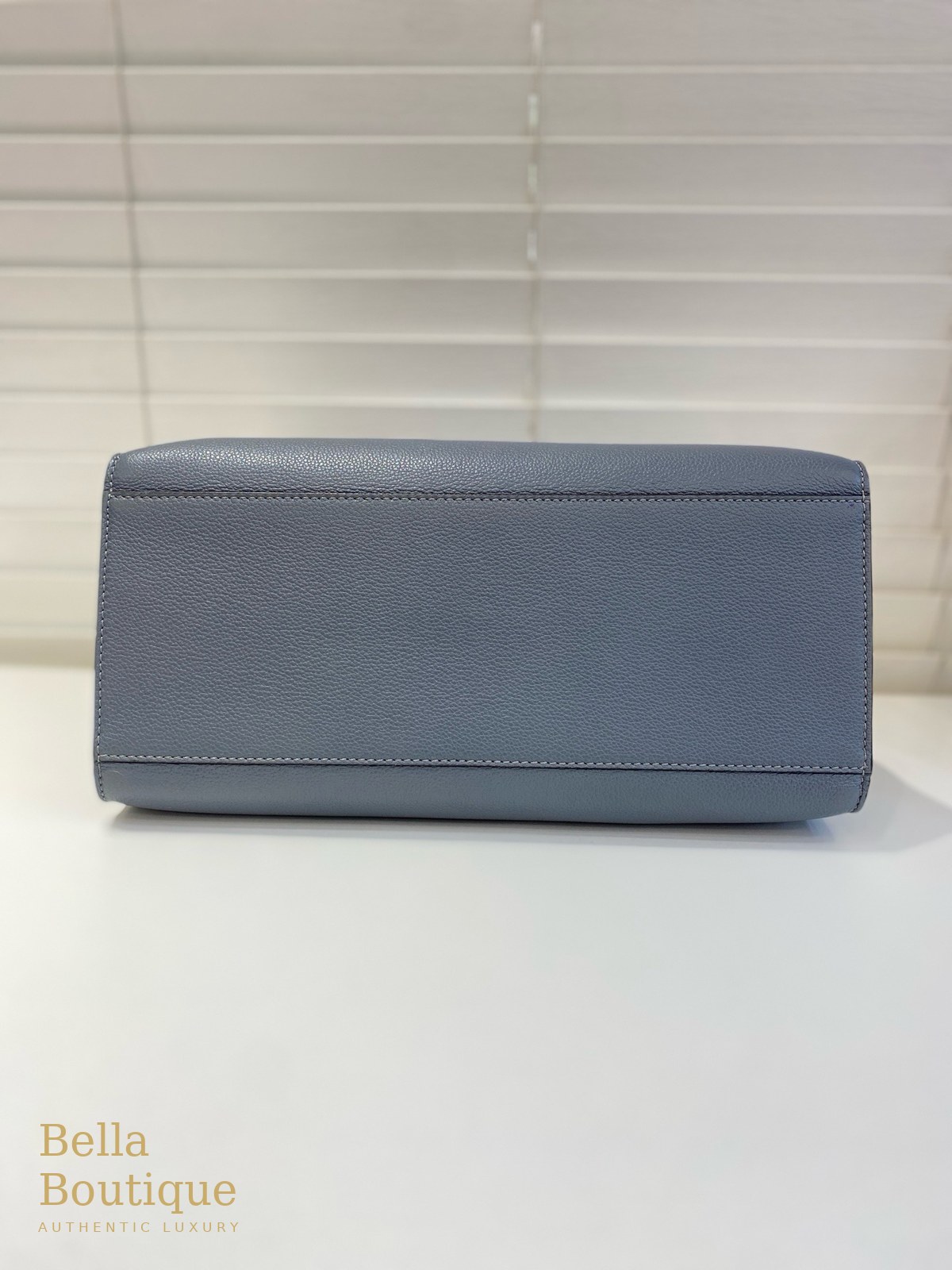 شنطة Fendi سن شاين أزرق أصلية — القاعدة