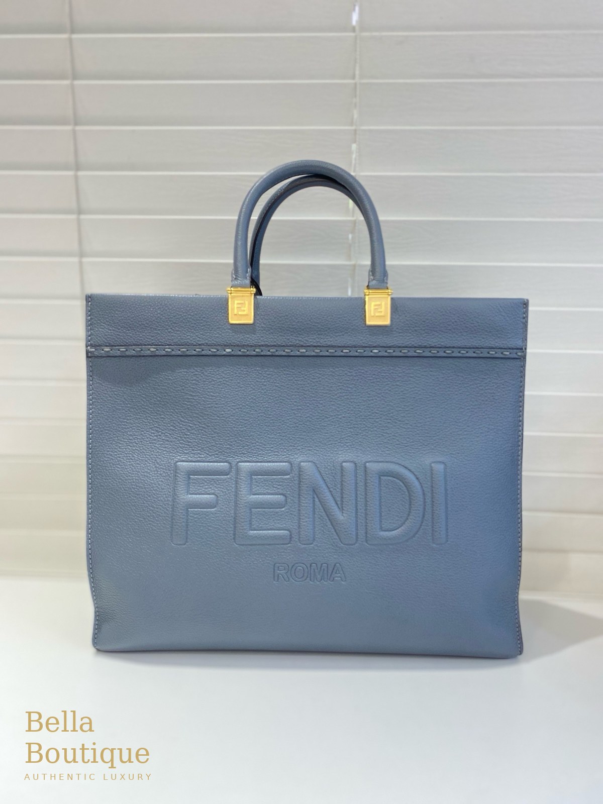 شنطة Fendi سن شاين أزرق أصلية — المنظر الأمامي والشعار المحفور