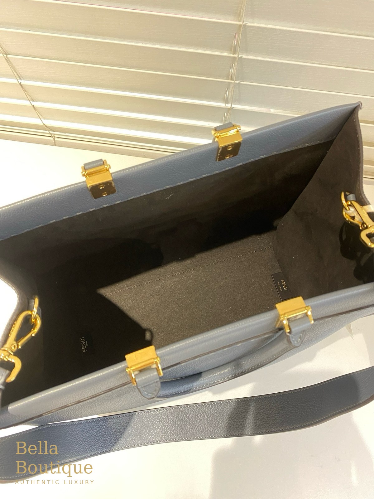 شنطة Fendi سن شاين أزرق أصلية — الداخل والبطانة