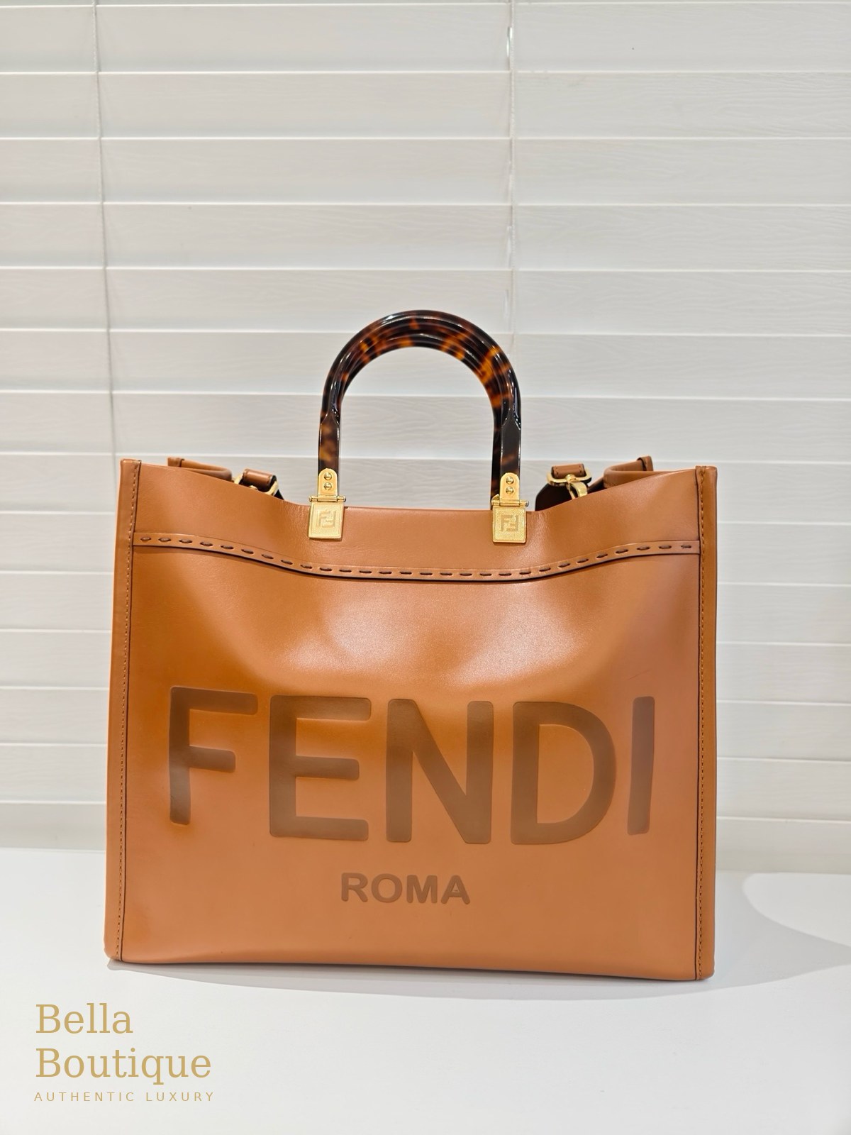 شنطة Fendi سن شاين جملي أصلية — المنظر الأمامي والشعار المحفور
