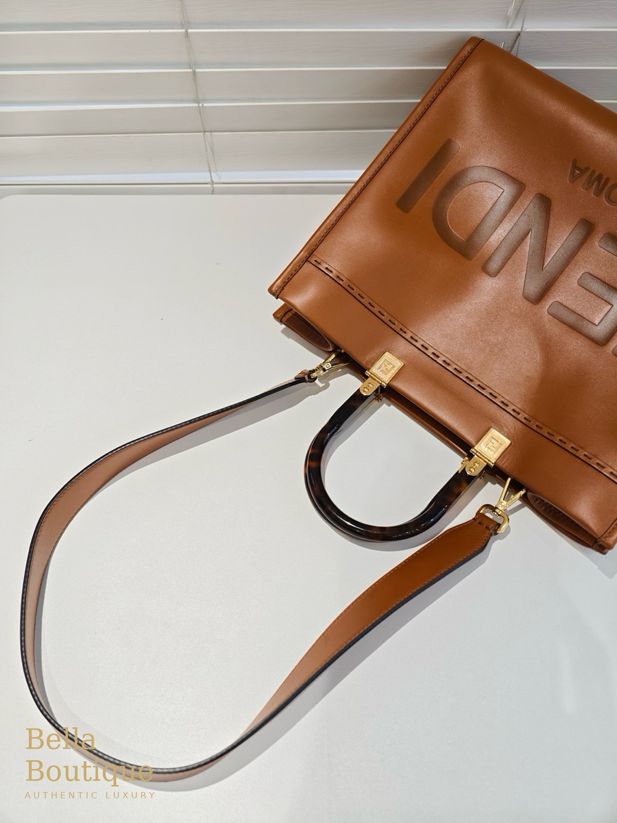 شنطة Fendi سن شاين جملي أصلية — المقابض السلحفاتية وإكسسوار FF