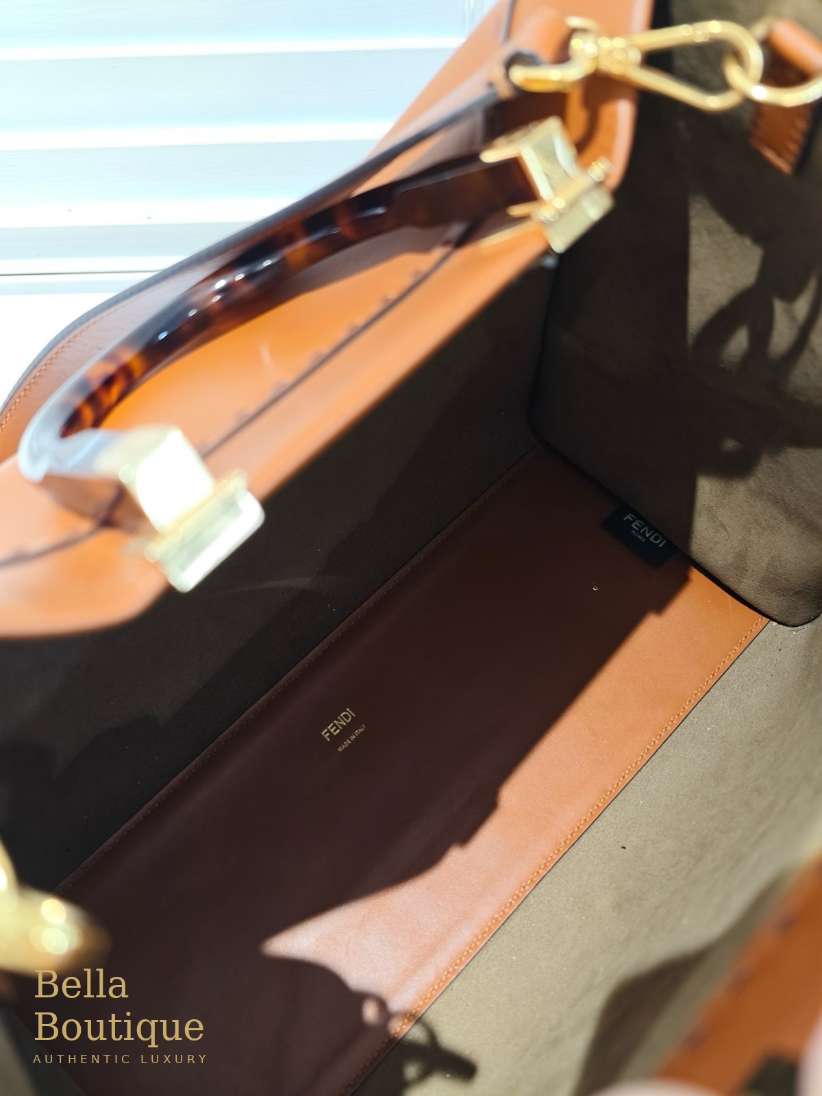 شنطة Fendi سن شاين جملي أصلية — الداخل وختم فندي