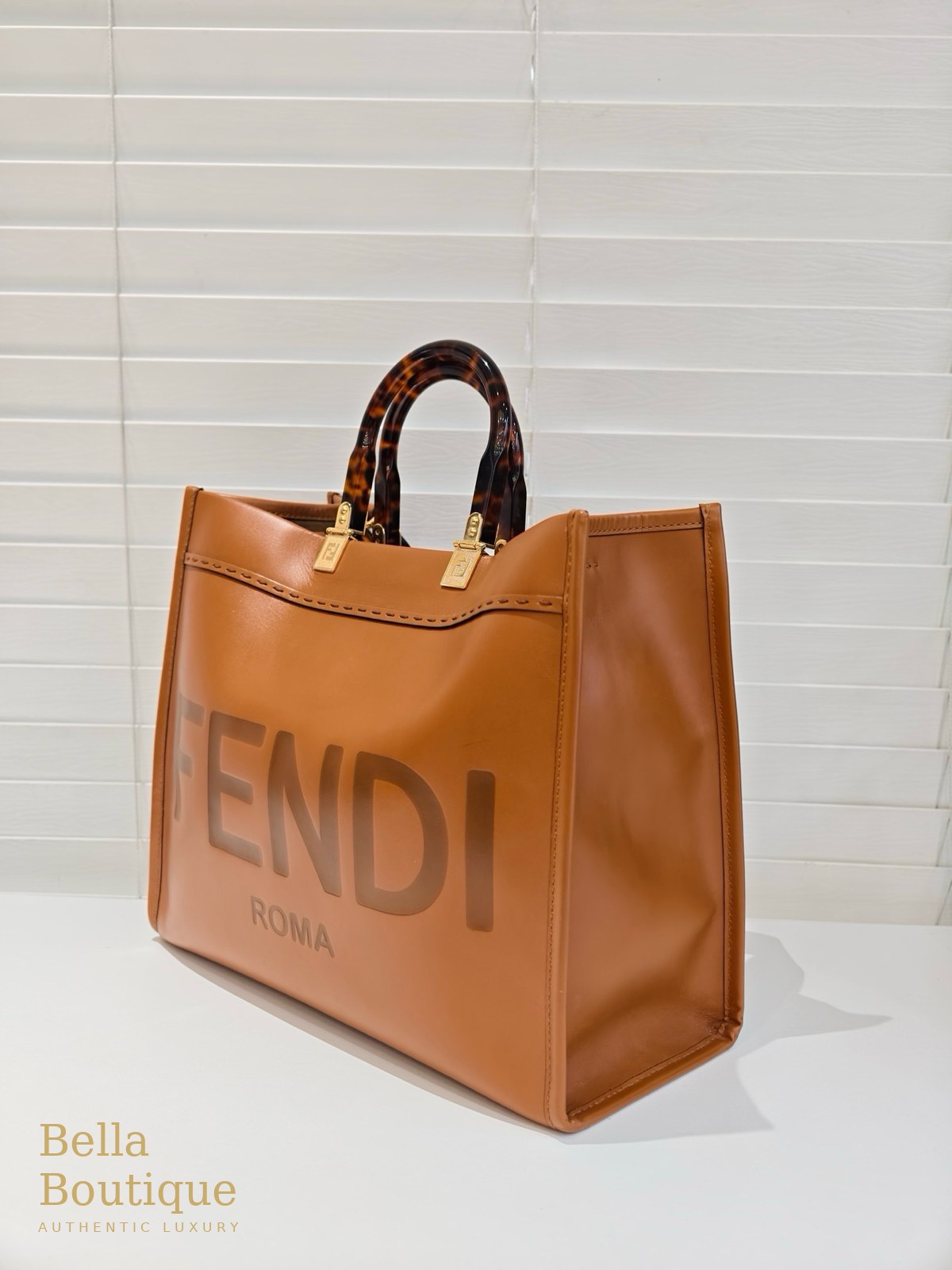 شنطة Fendi سن شاين جملي أصلية — من الجانب والعمق