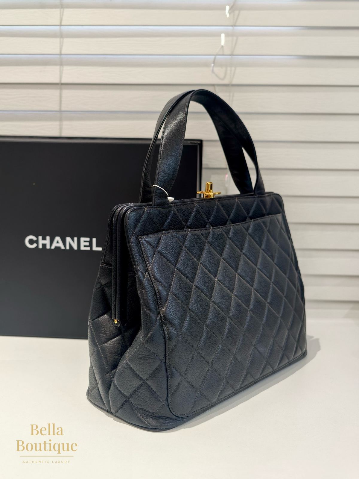 شنطة Chanel فينتاج بإطار علوي أصلية — من زاوية جانبية