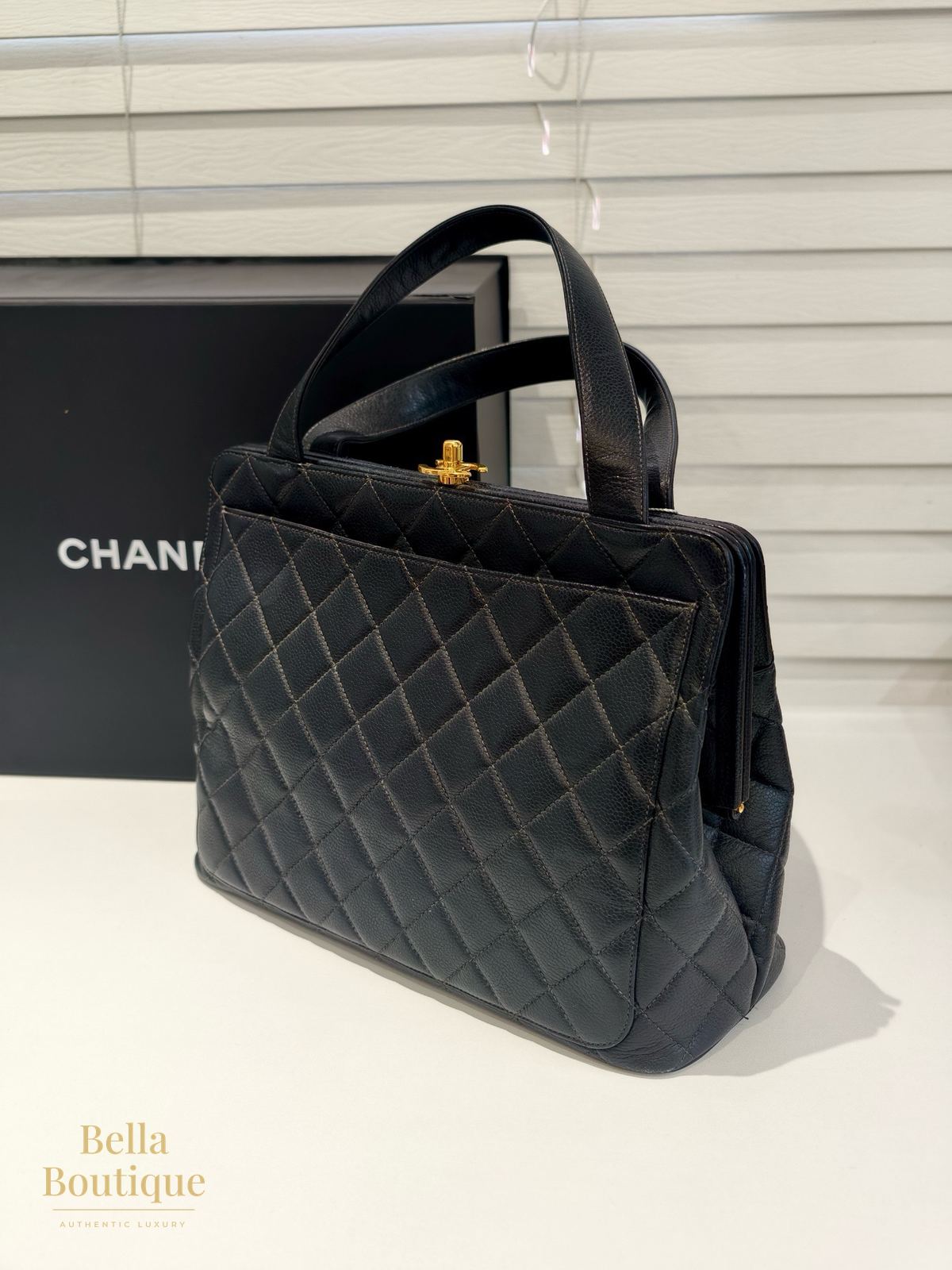 شنطة Chanel فينتاج بإطار علوي أصلية — من زاوية أخرى