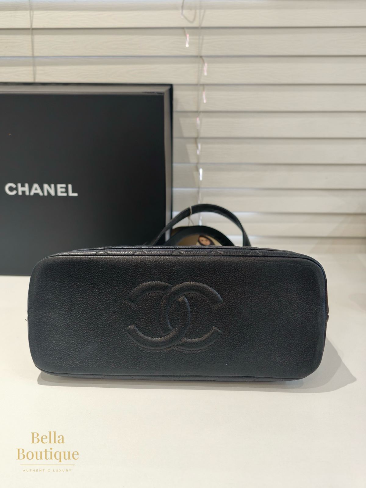 شنطة Chanel فينتاج بإطار علوي أصلية — القاعدة من الأسفل