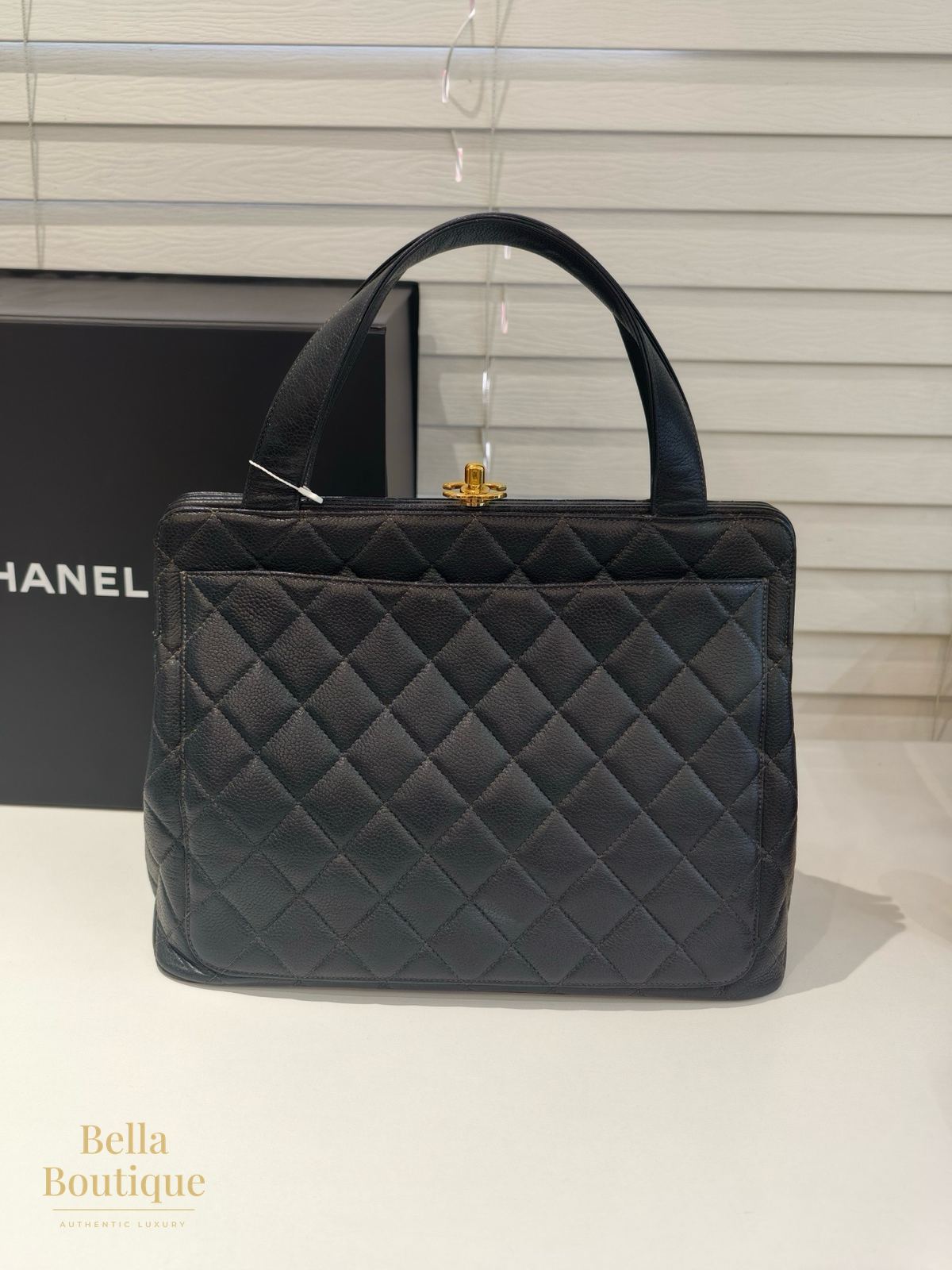 شنطة Chanel فينتاج بإطار علوي أصلية — المنظر الأمامي