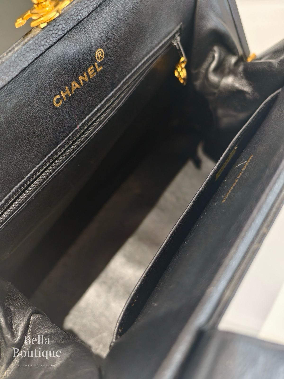شنطة Chanel فينتاج بإطار علوي أصلية — من الداخل