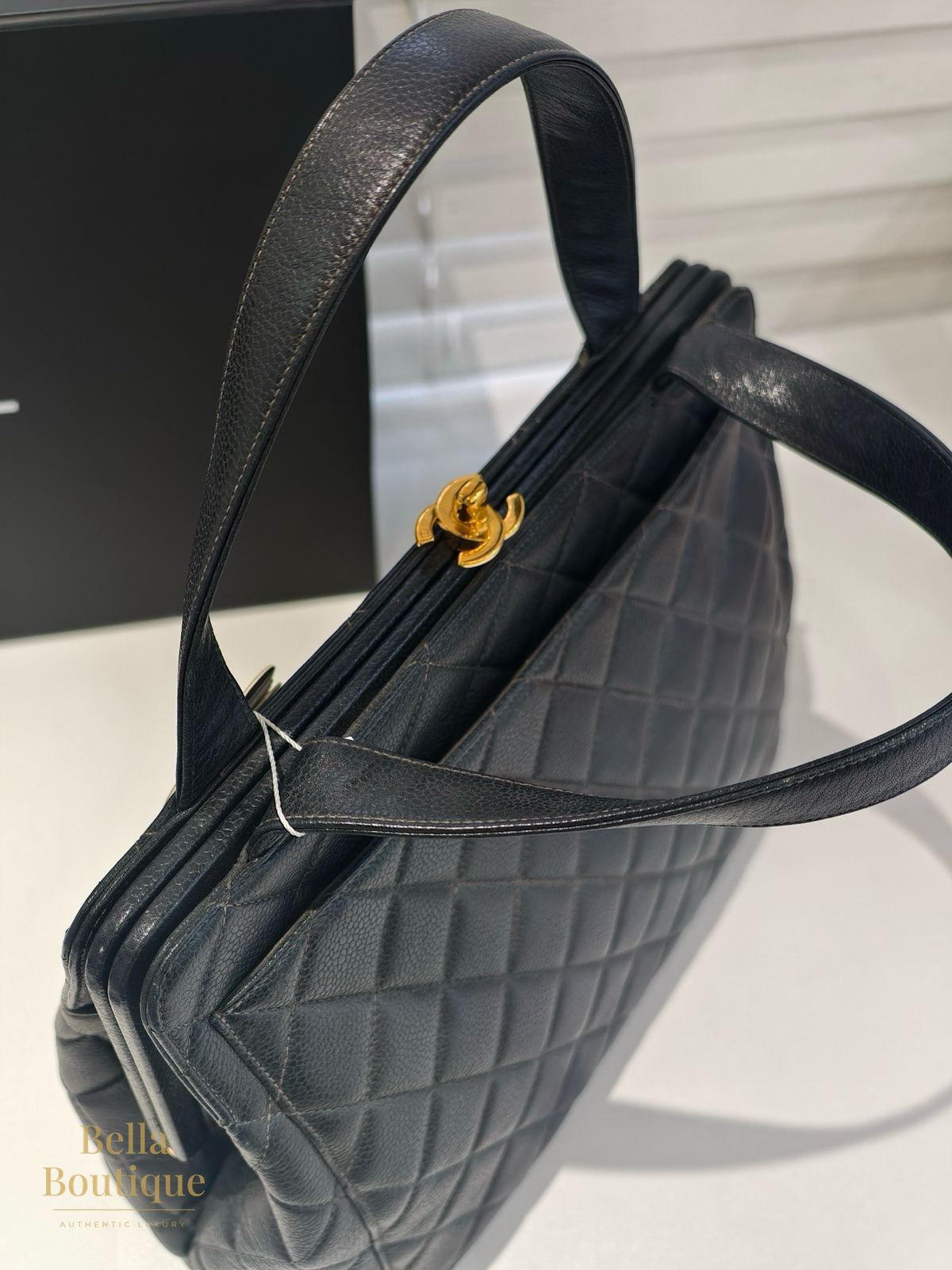 شنطة Chanel فينتاج بإطار علوي أصلية — من الأعلى