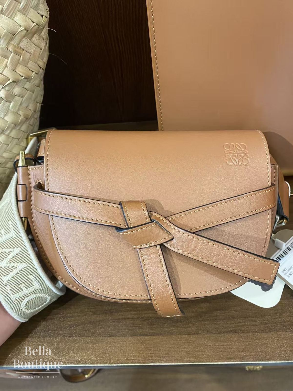 شنطة LOEWE غيت ديوال أصلية — المنظر الأمامي