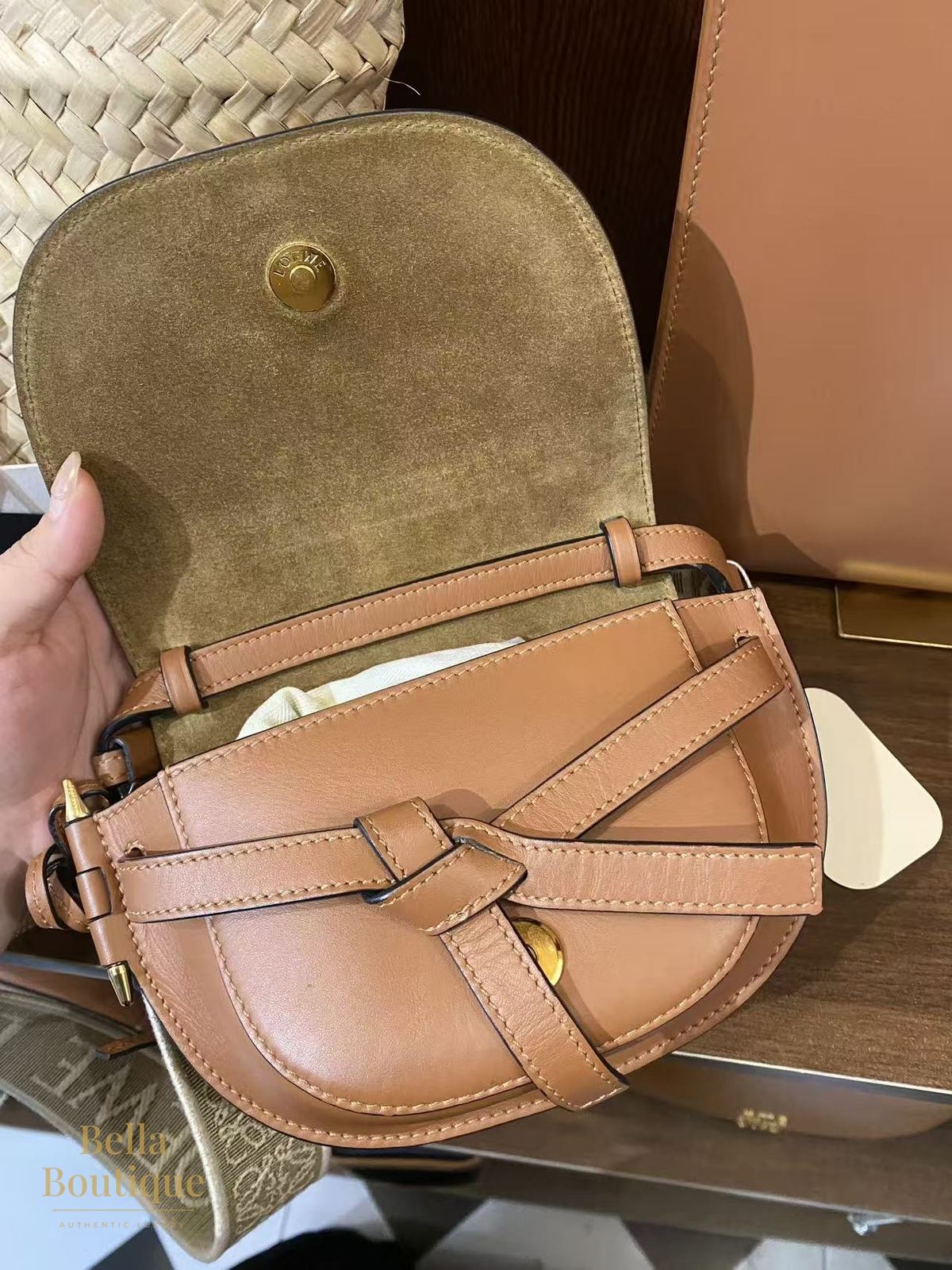 شنطة LOEWE غيت ديوال أصلية — من الداخل