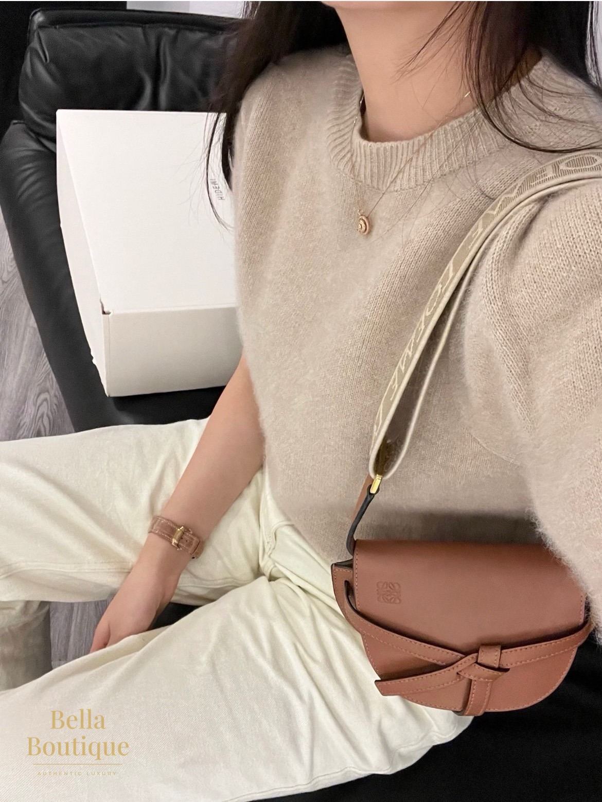 شنطة LOEWE غيت ديوال أصلية — محمولة على الكتف