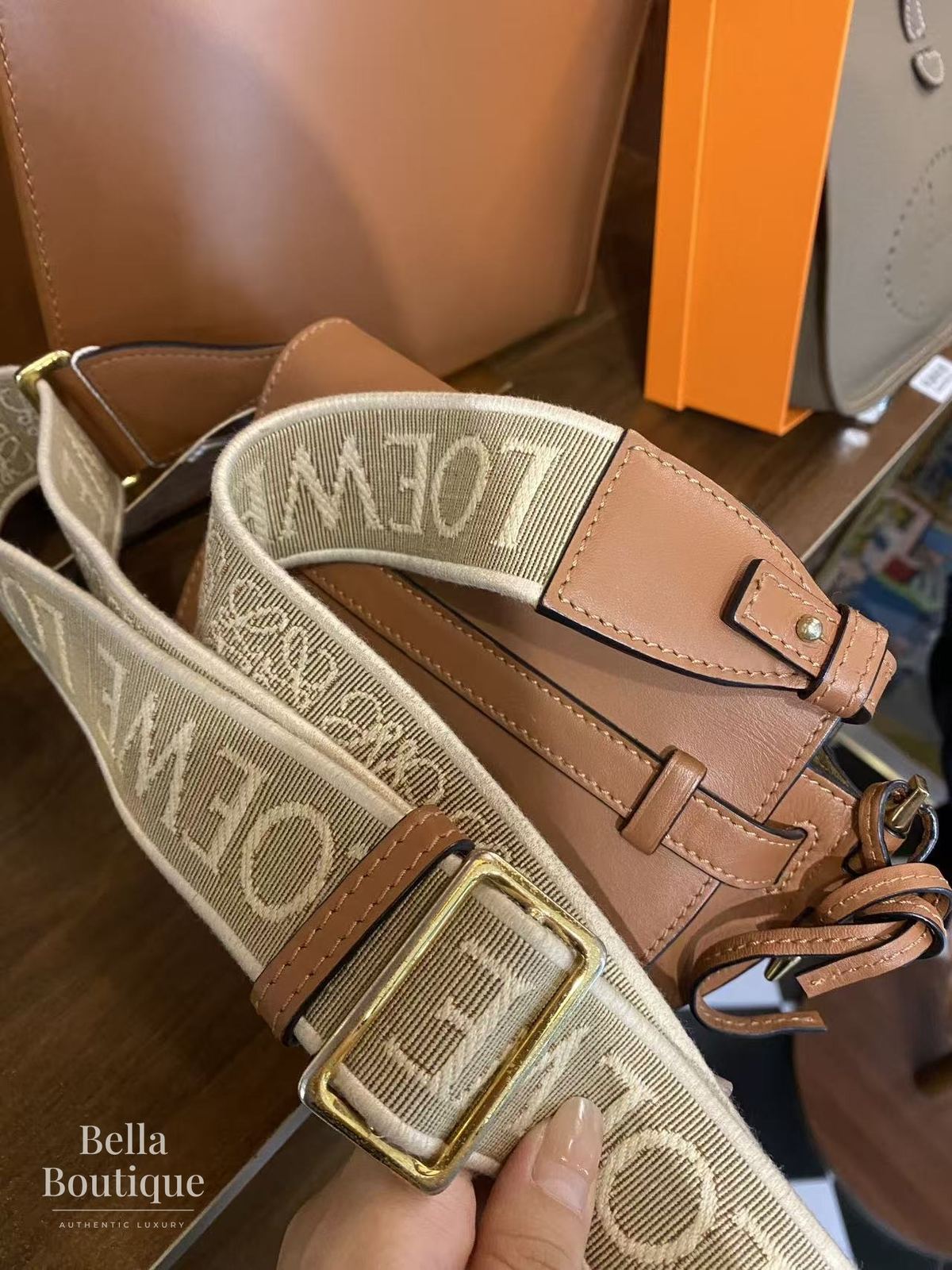 شنطة LOEWE غيت ديوال أصلية — الحزام